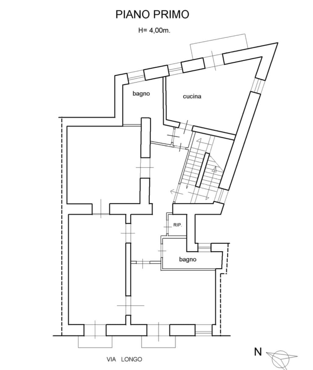 Planimetria primo piano appartamento con cucina e bagni - NextCasa.