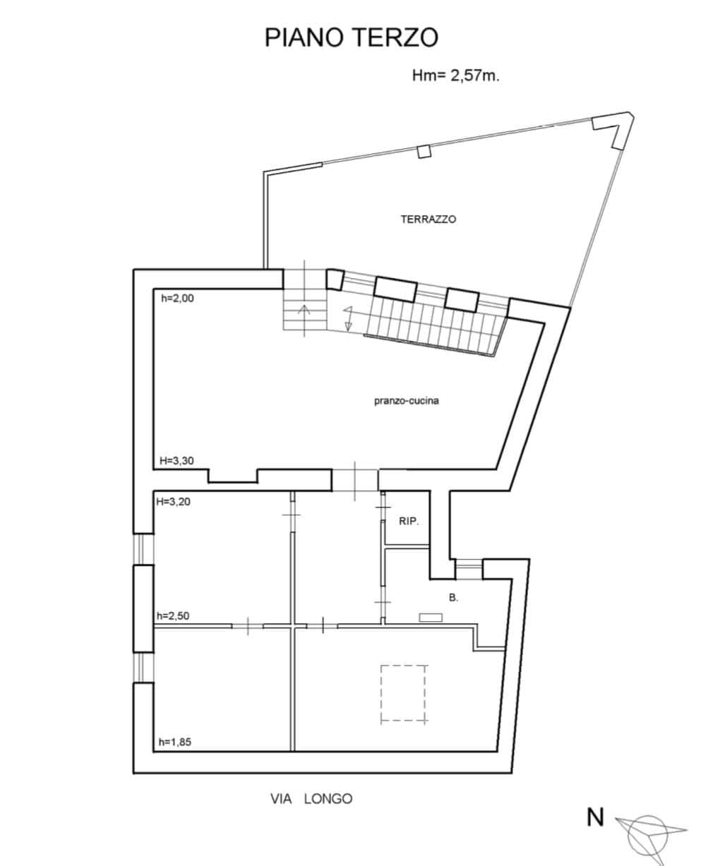 Pianta di un appartamento con terrazza e zona cucina-pranzo, dettagliando altezze e spazi interni, ideale per chi cerca soluzioni immobiliari moderne e funzionali.