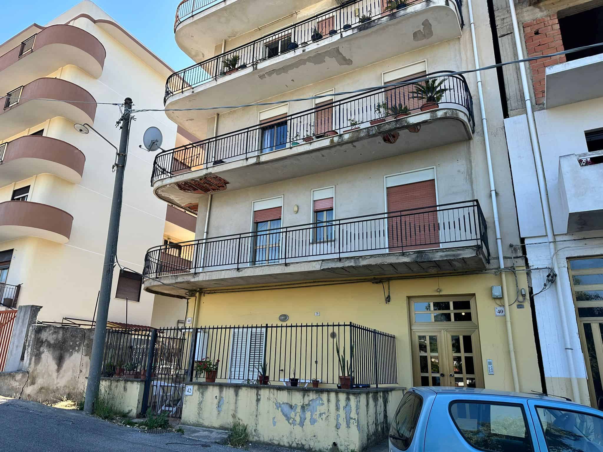 Balcone di appartamento con piante, edificio residenziale con balconi in ferro battuto, scena urbana, appartamenti in affitto o vendita, casa moderna, architettura urbana in Italia.