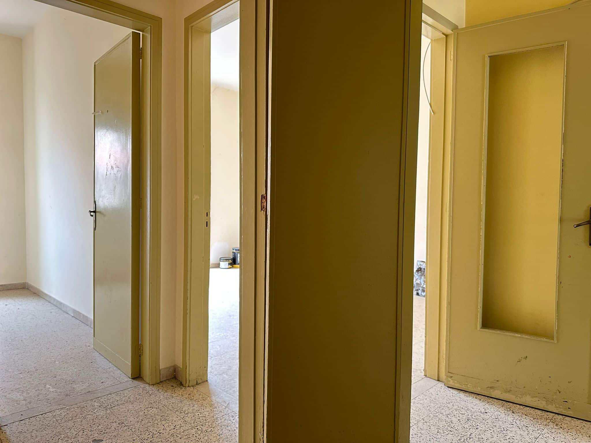 Vecchie-porte-internazionali-salotto-giallo-case-vintage.