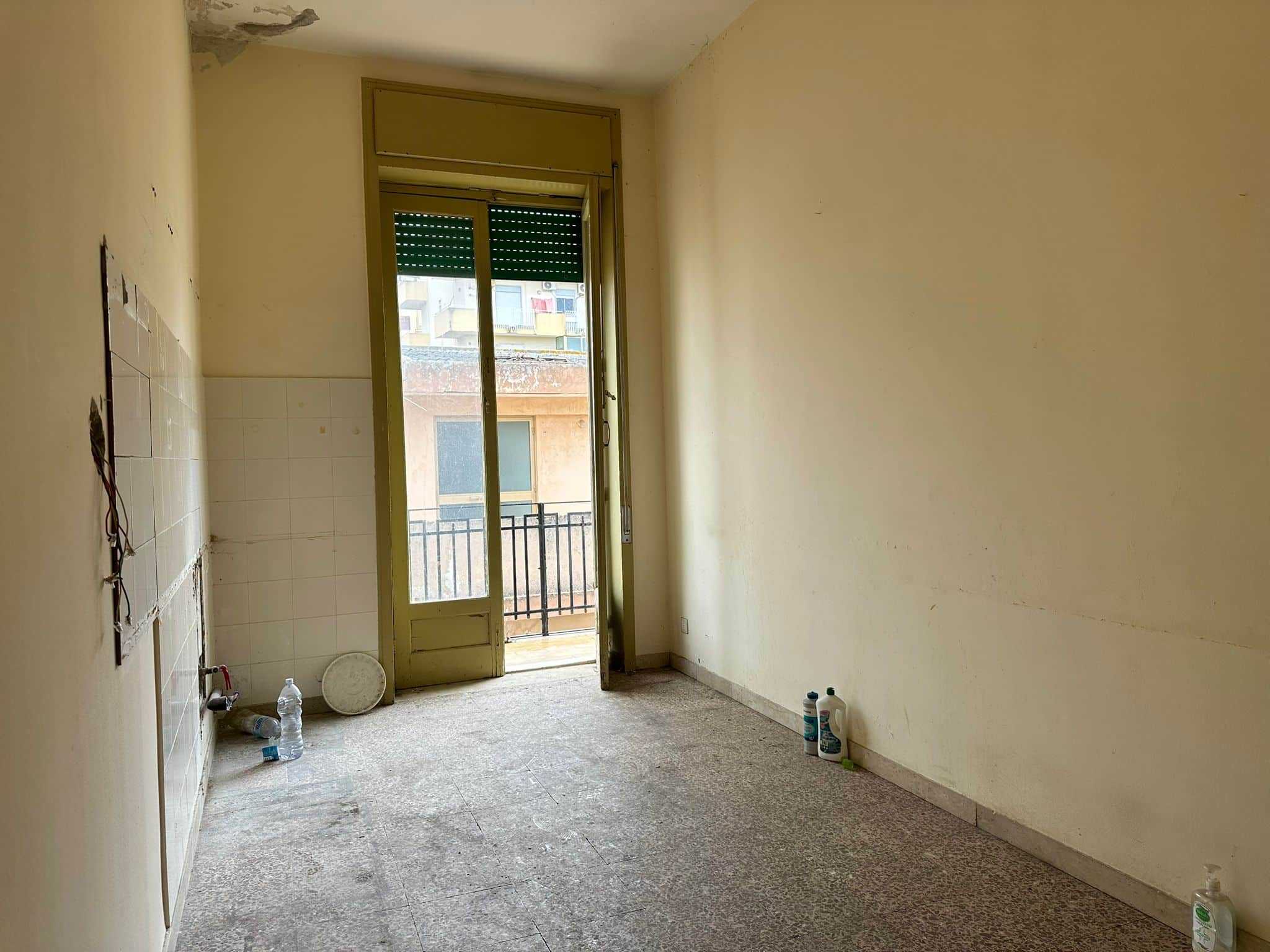 Vendita appartamento da ristrutturare con balcone, zona residenziale, grandi spazi, luminoso, vicino a servizi, ideale investimento, opportunità abitativa, NextCasa.