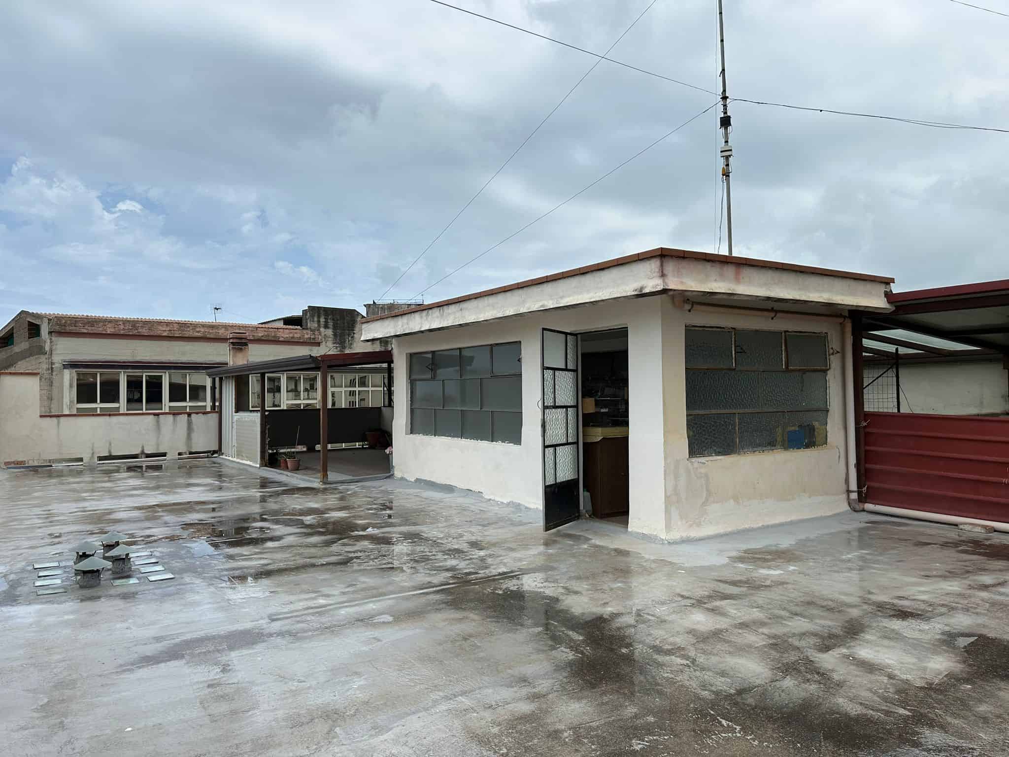 Amplio terrazzo con vista sul cielo e le strutture di un edificio residenziale, ideale per attività all'aperto e relax, situato in zona urbana con condizioni climatiche variabili.