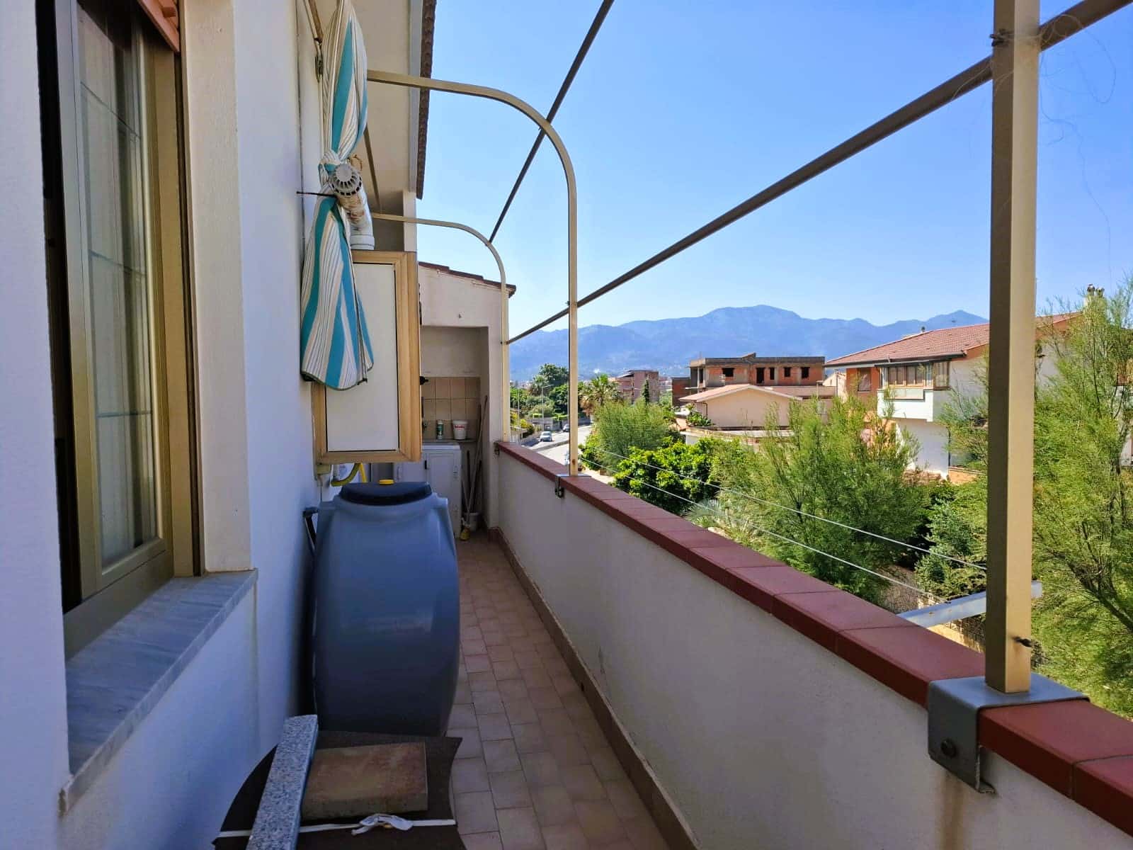 Balcone spazioso con vista panoramica sulle montagne, ideale per relax e momenti all'aperto in casa.