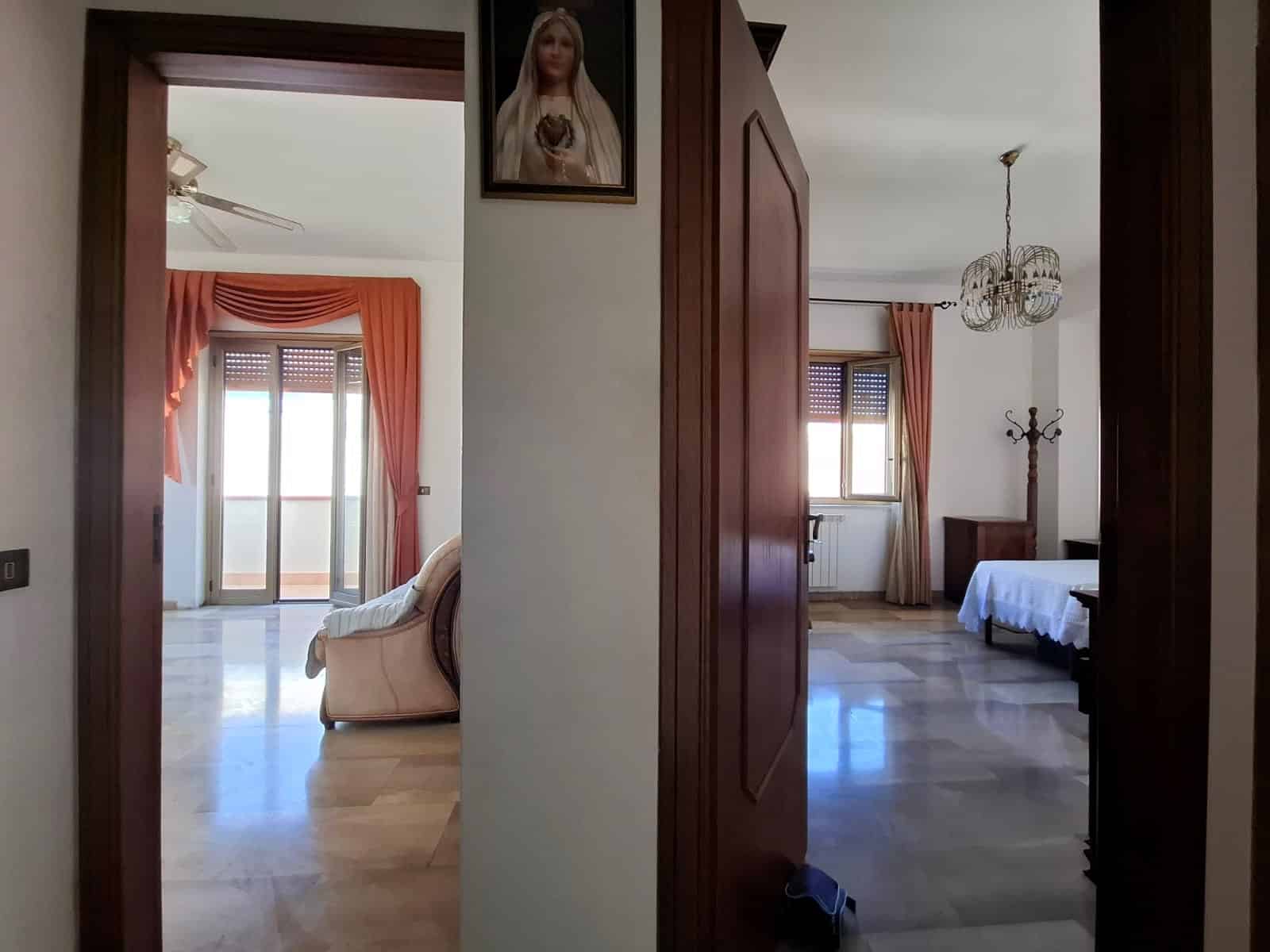 Immagine di un appartamento di lusso con soggiorno e camera da letto, con grande attenzione ai dettagli e alla qualità degli arredi, ideale per investimenti immobiliari di successo.