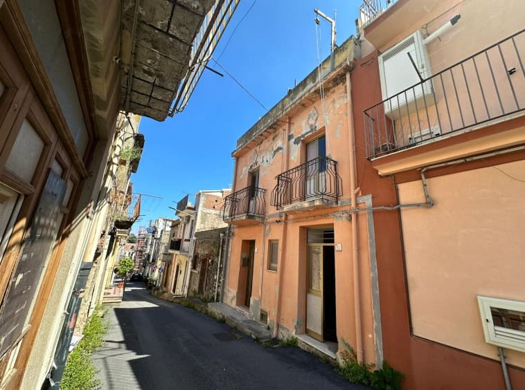 Vecchio stabile in zona residenziale con balconi e pareti in pietra, situato in un suggestivo vicolo di Napoli, perfetto per investimenti immobiliari o ristrutturazione.