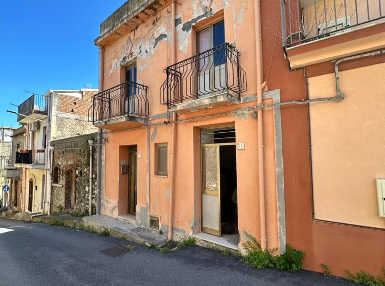 Vecchio stabile in affitto o vendita in zona storica, con balconi e pareti esterne con finiture in pietra. Edificio con potenziale di ristrutturazione, situato in strada tranquilla e caratteristica di Napoli.