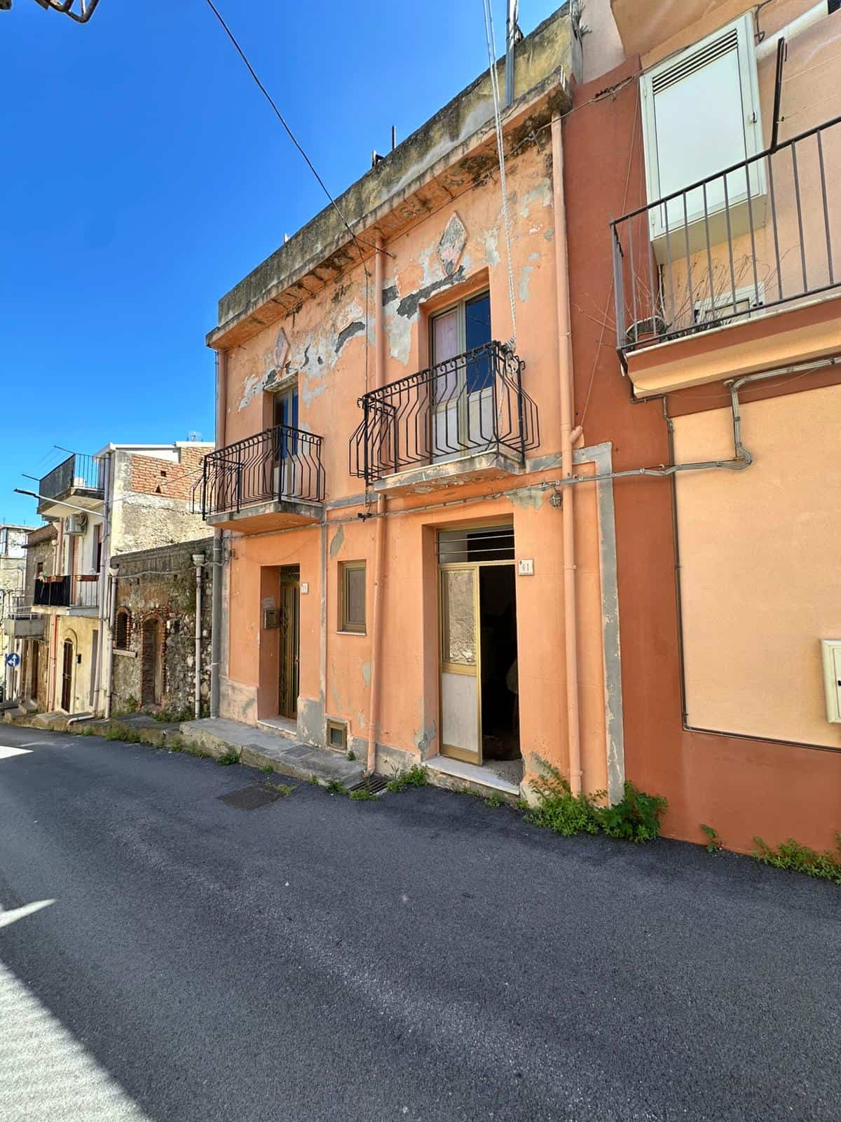 Vecchio stabile in affitto o vendita in zona storica, con balconi e pareti esterne con finiture in pietra. Edificio con potenziale di ristrutturazione, situato in strada tranquilla e caratteristica di Napoli.