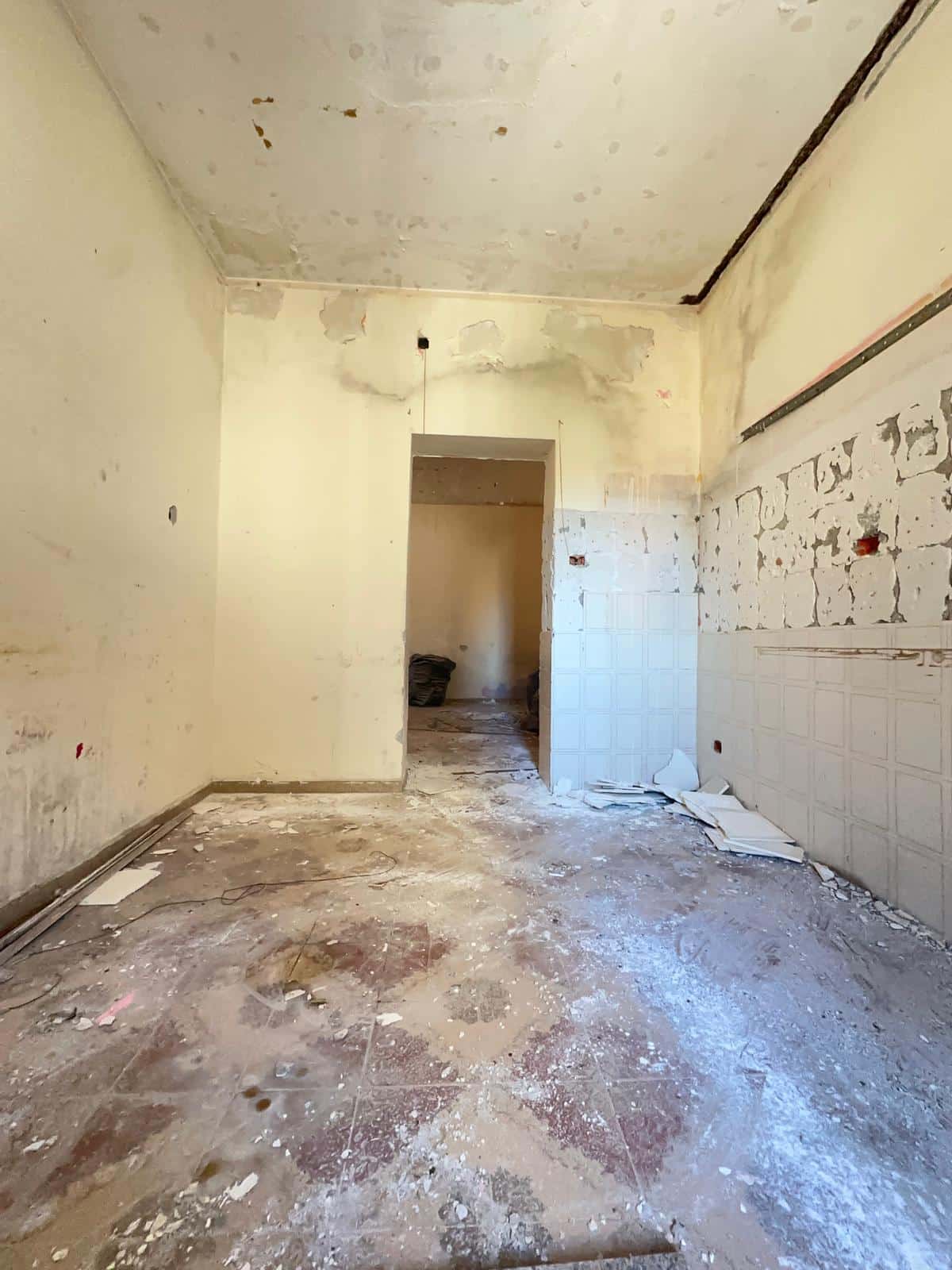 Fondo di una stanza in ristrutturazione, pareti con tracce di lavori ed è in fase di rinnovo.
