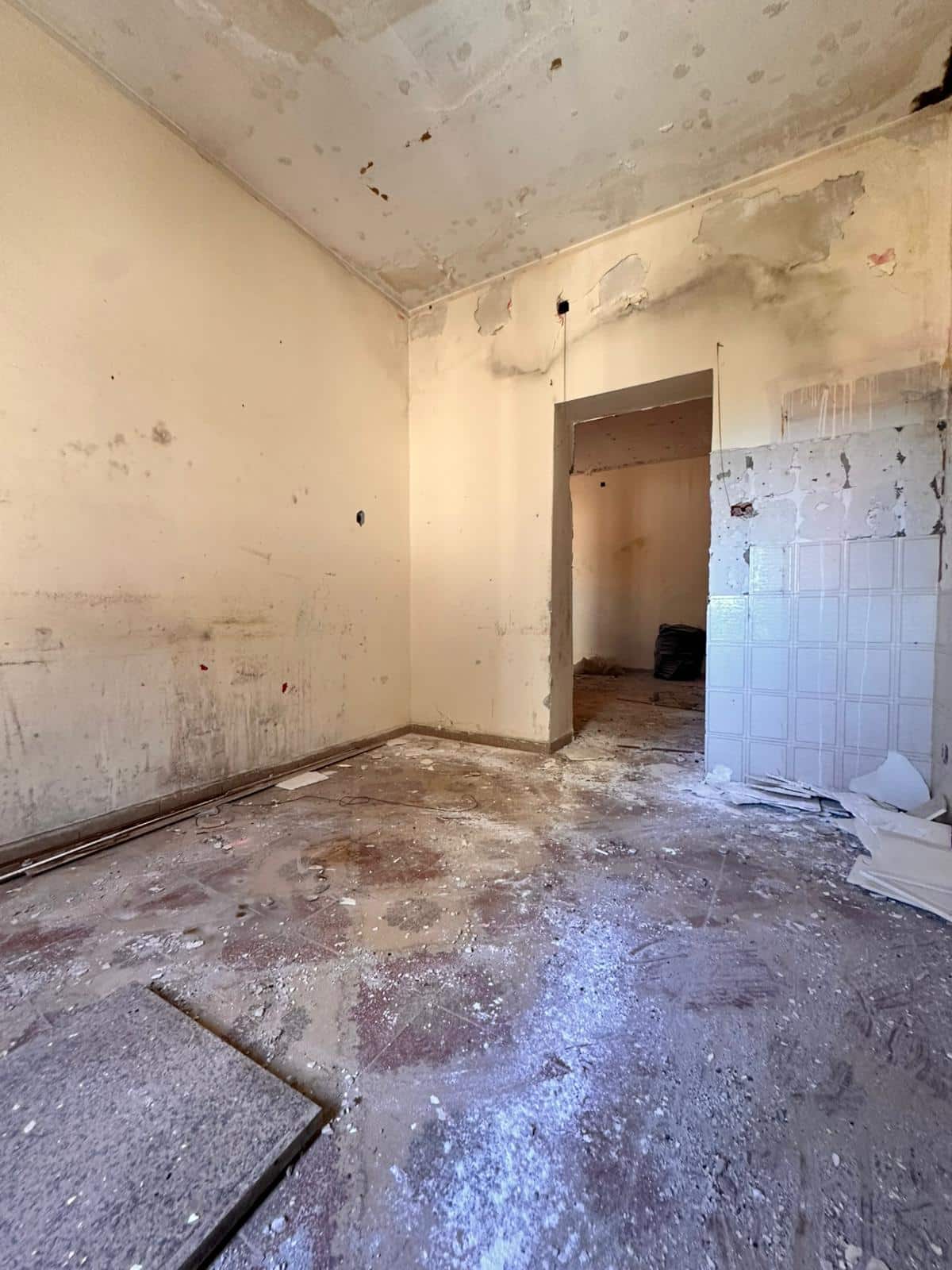 Verniciatura e ristrutturazione di interni di un appartamento in fase di costruzione presso NextCasa. Realizzazione di ambienti abitativi moderni e funzionali, con attenzione dettagliata ai lavori di finitura e decorazione.