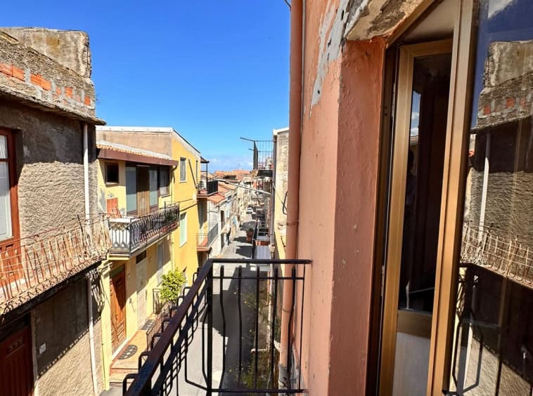 Balcone di un appartamento nel centro storico, con vista sulle facciate delle case colorate e le vie del quartiere, in un’immagine di edilizia residenziale urbana.