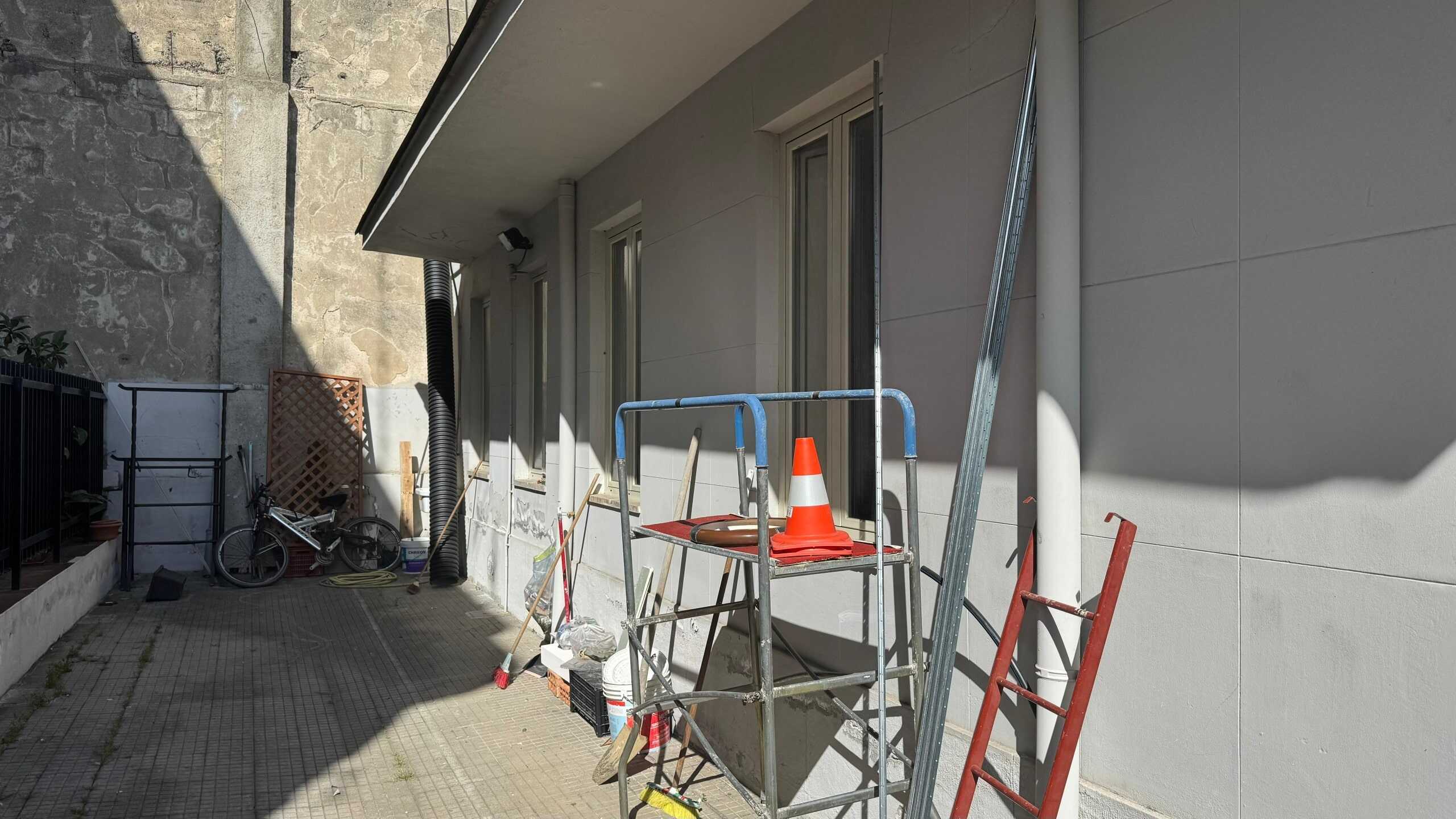 Fornitura e ristrutturazione di esterni di case moderne, lavori di edilizia con attrezzature da cantiere e materiali edilizi.