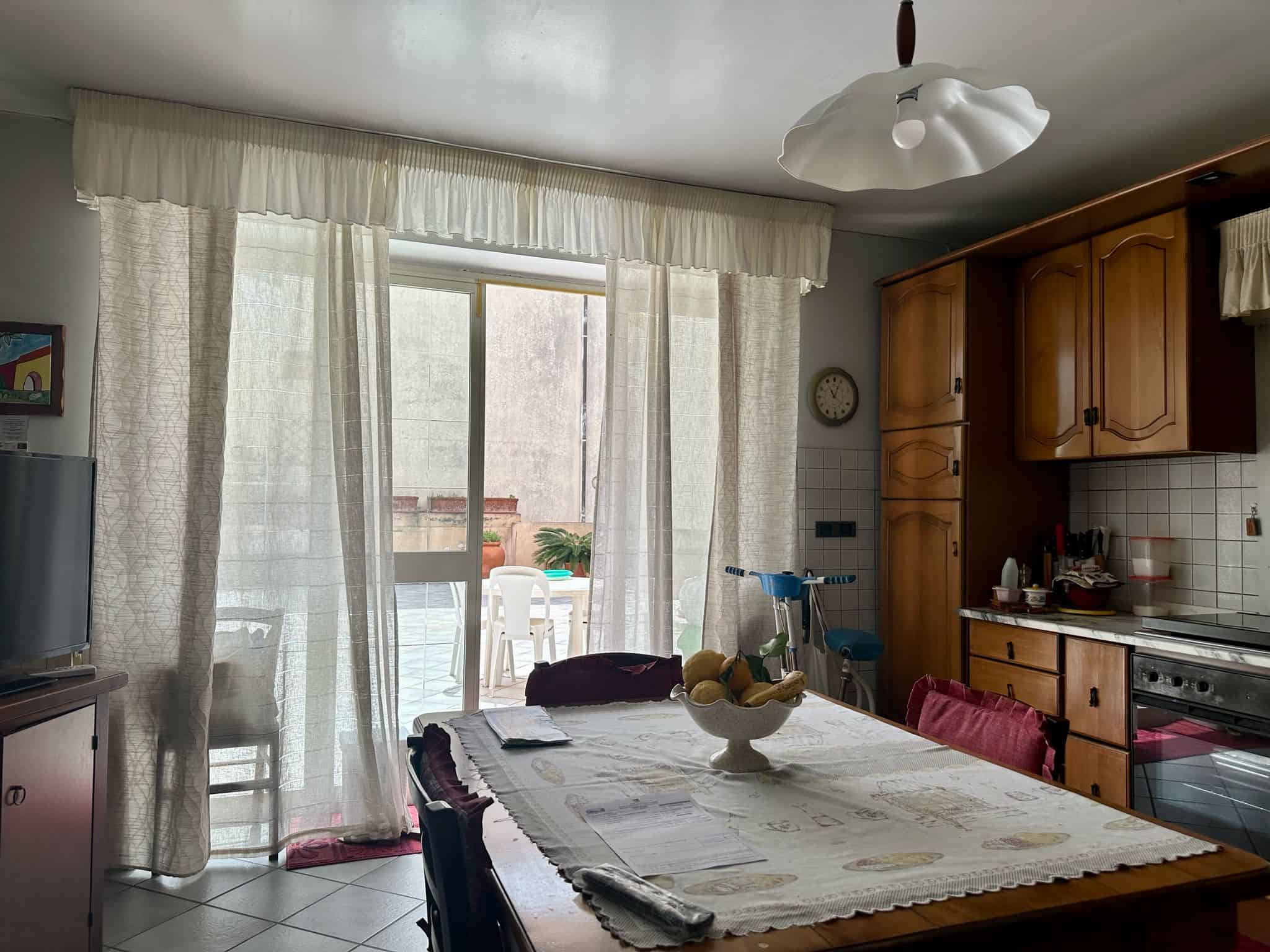 Casa con cucina e balcone, arredo tradizionale, dettagli unici, ambiente accogliente e luminoso, ideale per vivere momenti di convivialità e relax.