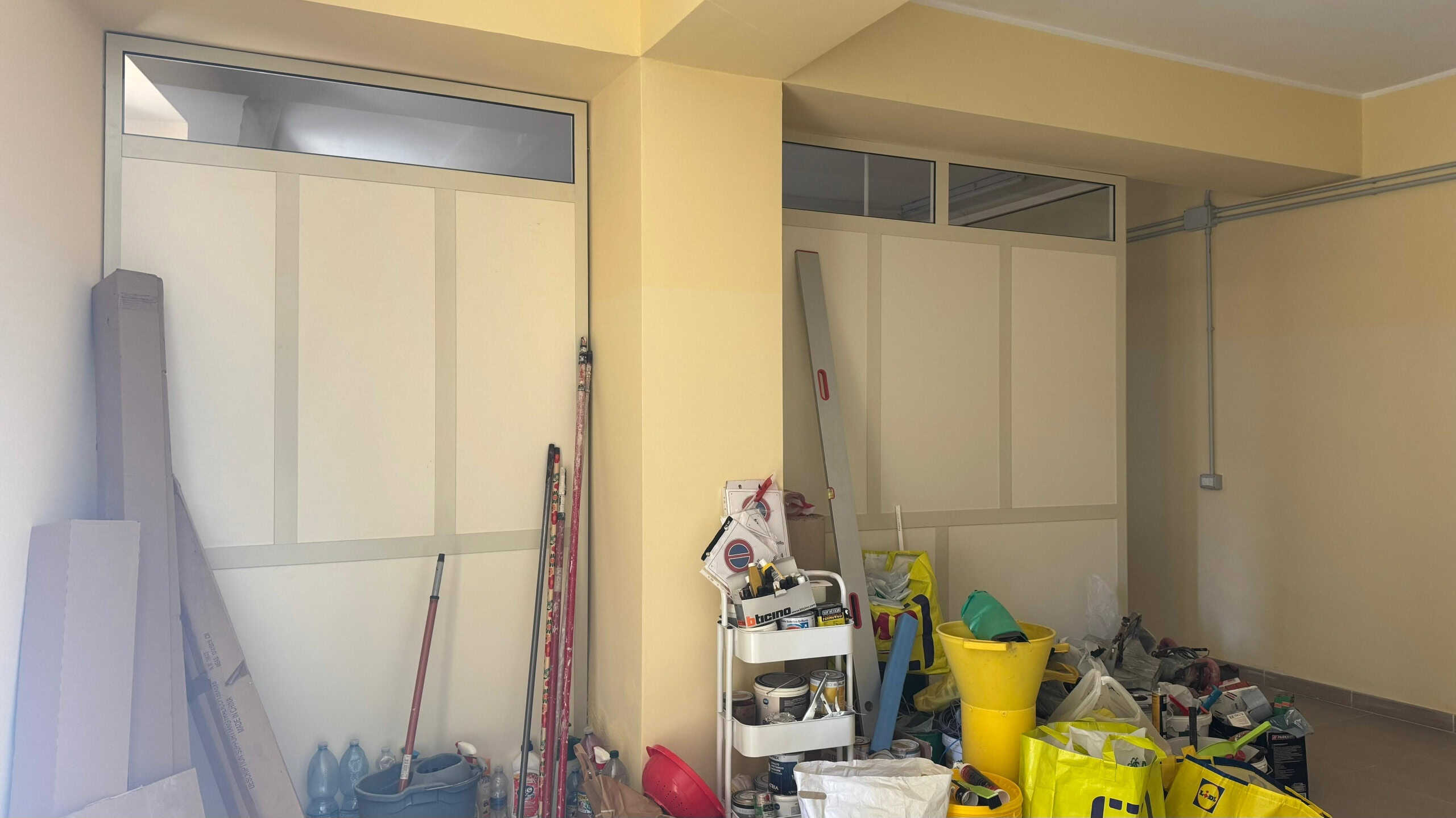Cantiere in corso con materiali e attrezzi per ristrutturazione casa, nextcasa, lavori edili, progetto abitativo.