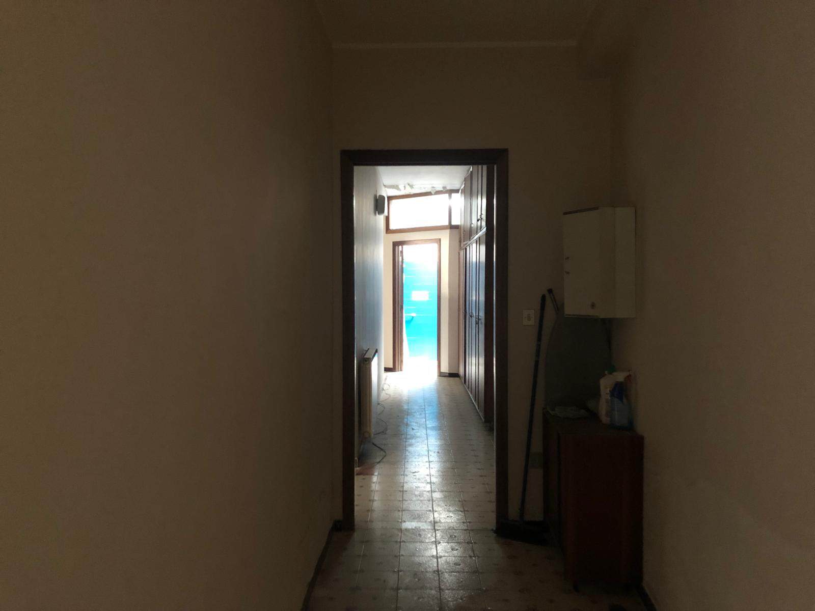 Ingresso di casa con corridoio e porta finestra che lascia entrare luce naturale, soluzione abitativa con ambienti luminosi e funzionali, ideale per vivere in comfort.