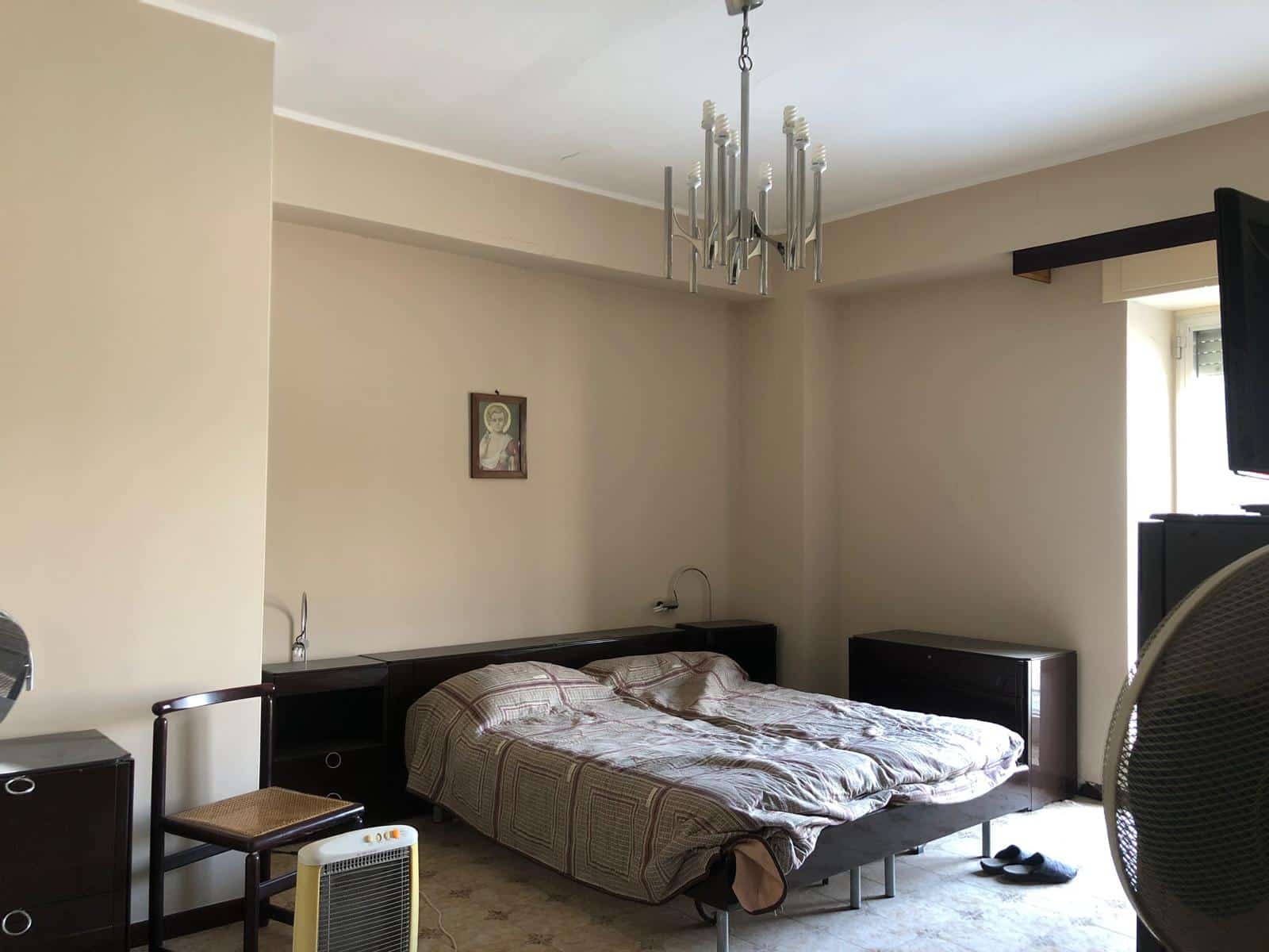 Moderno soggiorno con letto letto matrimoniale in stanza spaziosa arredo semplice e funzionale stile minimalista ottimale per affitto case vacanza NextCasa.