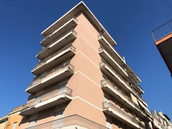 Appartamento in affitto a Napoli con ampi terrazzi e vista panoramica, situato in zona centrale, ideale per investimenti immobiliari e residenziali, vicino a servizi e trasporti pubblici.