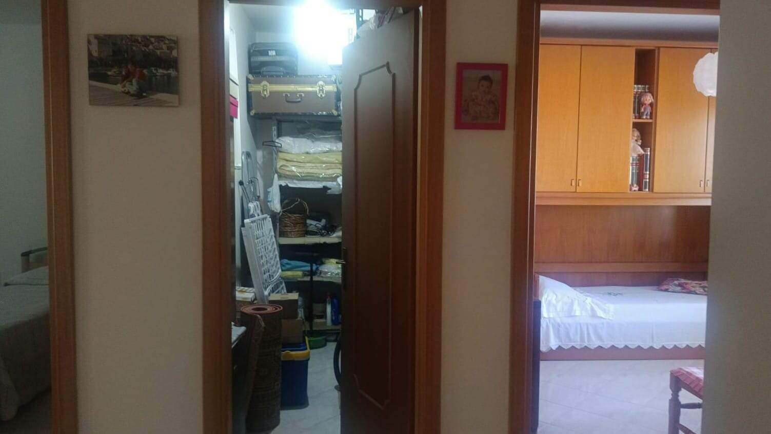 Casa con porte interne che conduce a camere da letto e armadiature, arredo in stile classico, spazio ordinato e ben mantenuto, ambienti accoglienti e funzionali, ideale per soluzioni di living e shot di interni.