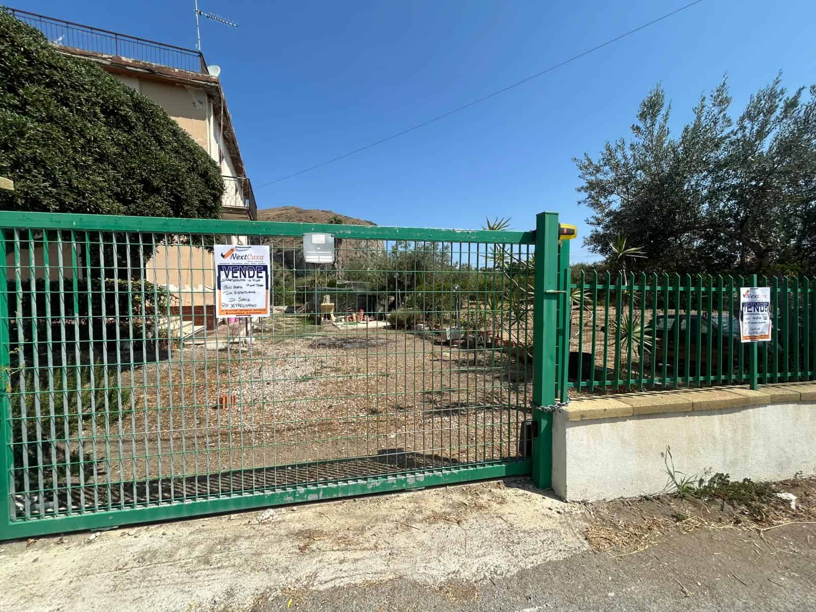 Vendo terreno edificabile con autorizzazione per costruire, situato in zona tranquilla e ben collegata, ideale per progetti di sviluppo immobiliare o residenziale, con accesso facilitato e servizi nelle vicinanze.