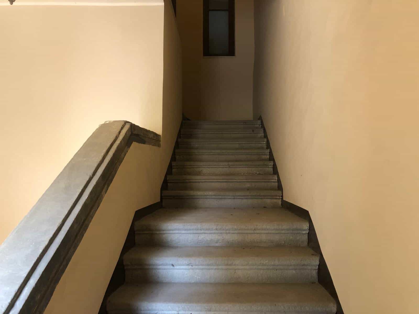 Scale in marmo in un edificio residenziale.
