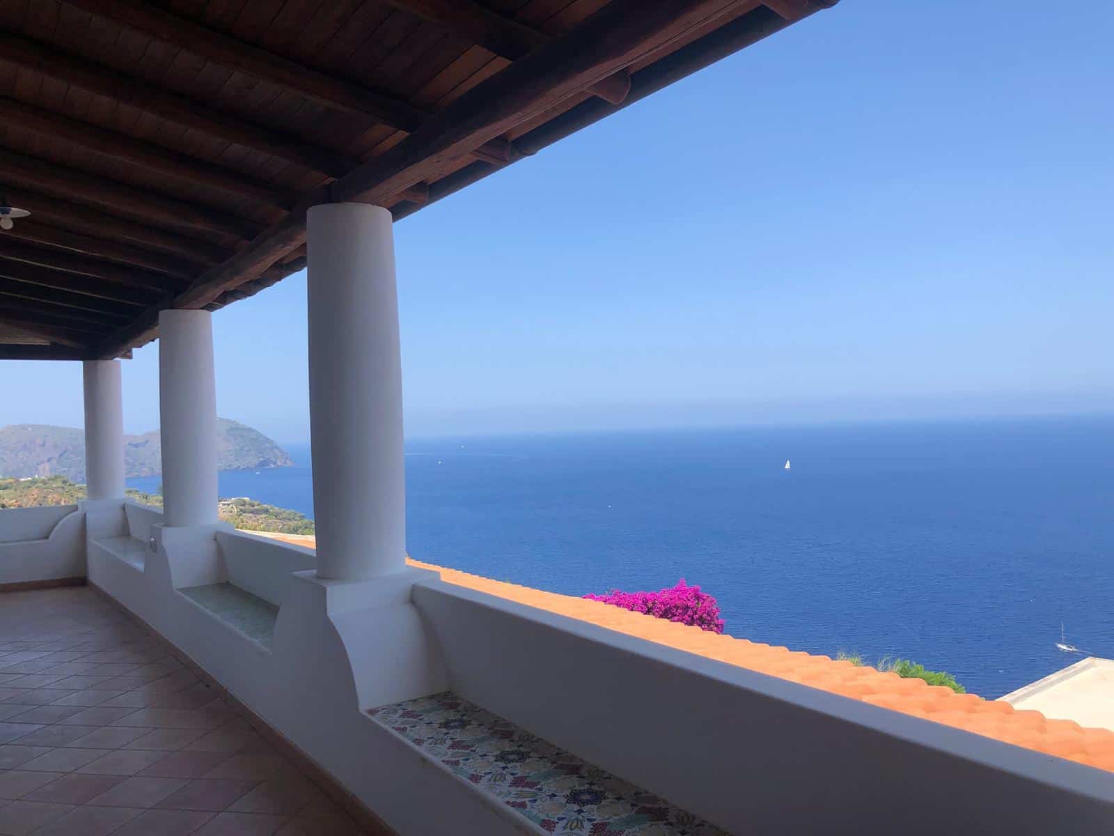 VISTA MARE DA BALCONE IN VILLA LUSSUOSA IN COSTA SIRENTE, ARREDAMENTO MODERNO E PANORAMICO SU CEDIA E GOLFO, CLIMA MEDITERRANEO E ATMOSFERA DI RELAX E COMFORT.