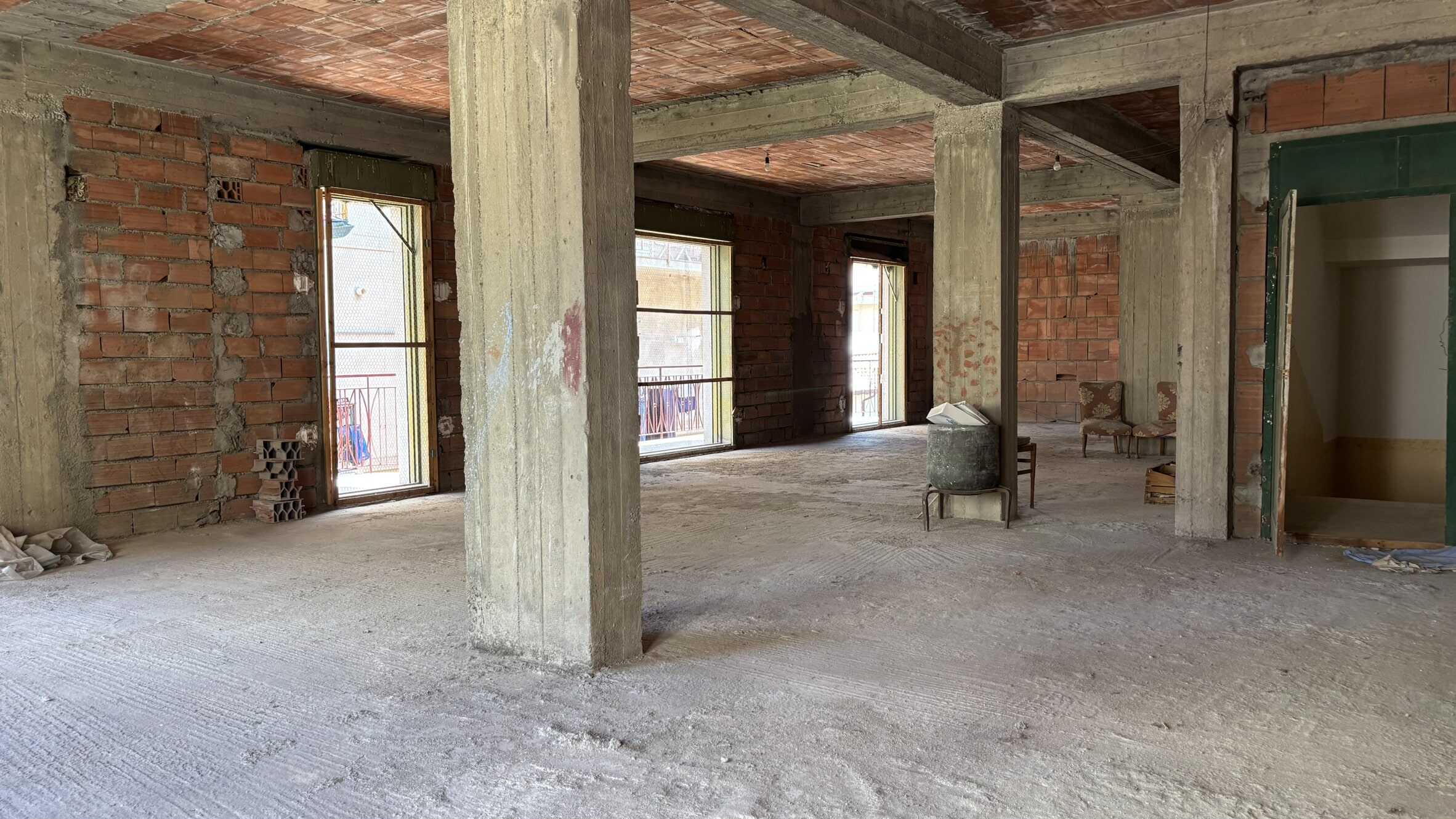 FOTO_INTERNO_CANTIERE_Edilizia_NextCasa_Taverna_in_costruzione_con pareti in mattoni a vista e grandi finestre per un ambiente luminoso e spazioso.