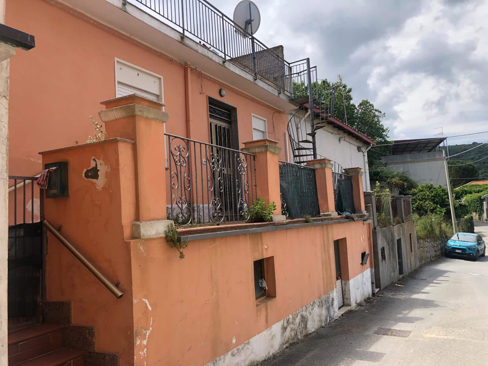 Casa indipendente con terrazza e decorazioni in stile mediterraneo, situata in zona tranquilla vicino alla natura, perfetta per investimenti immobiliari o abitazioni private in Italia.