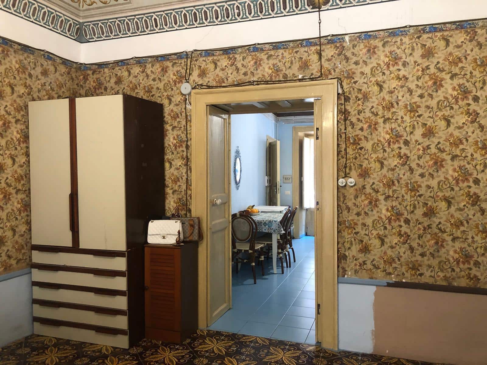 Armadio vintage in stile classico, arredamento originale per case antiche, dettagli di design rustico, illuminazione vintage nelle case d'epoca.