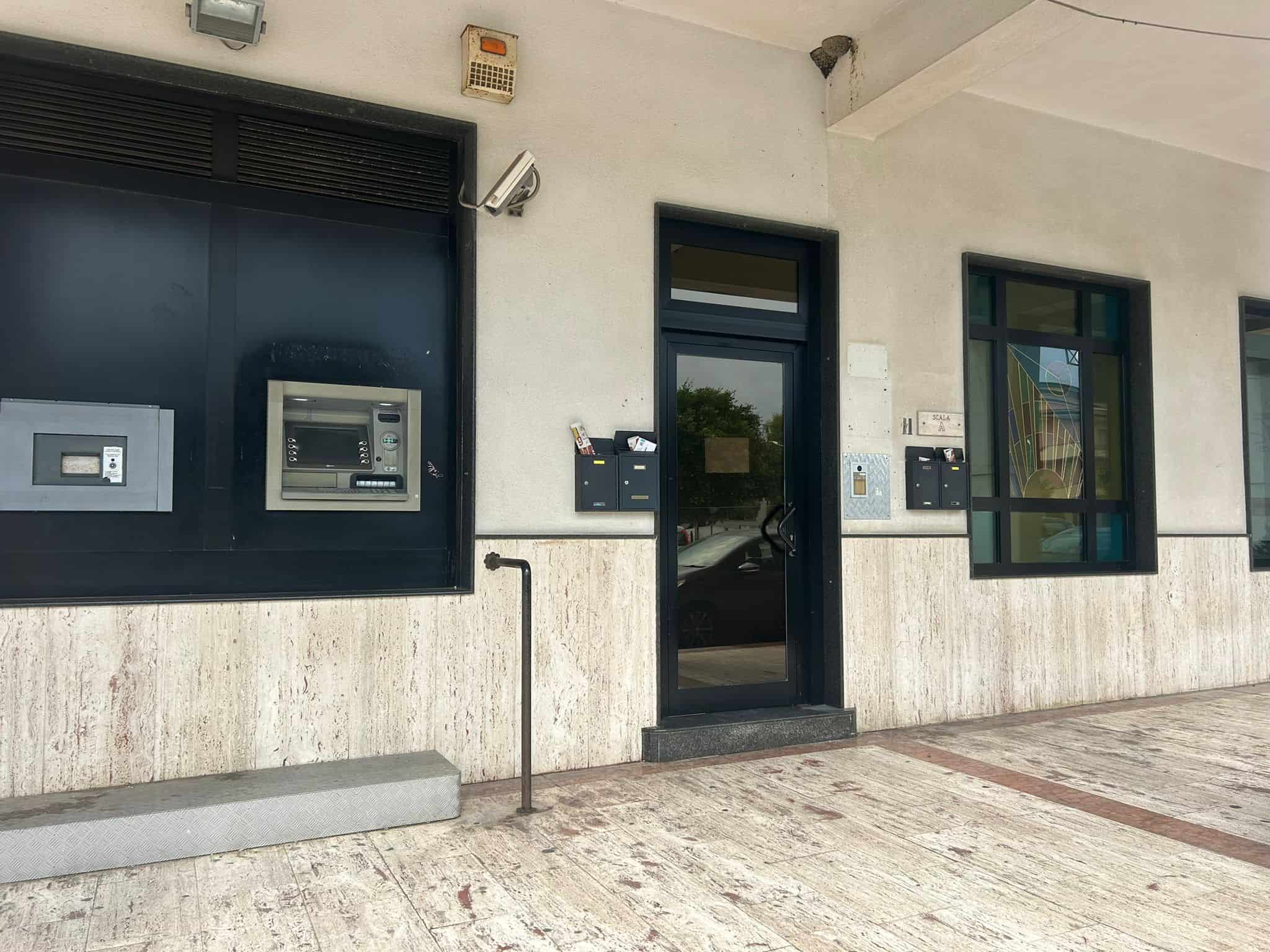 Porte d'ingresso moderna con sistema di sicurezza, presenza di cassette postali e zona condominiale elegante, ideale per immobili residenziali, uffici o complessi abitativi di alto livello.