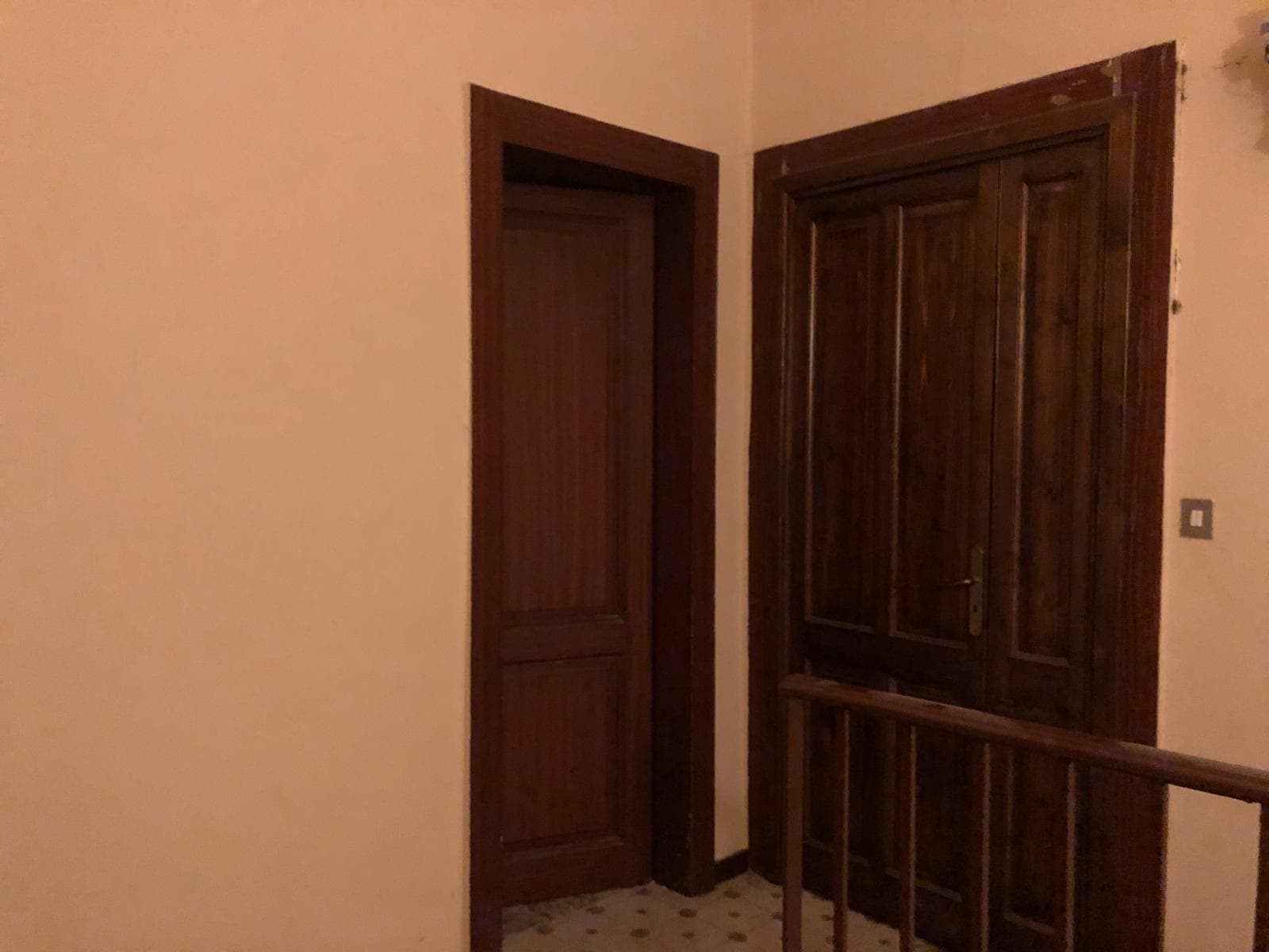 Armadio a muro in legno con pannello scorrevole, dettagli classici e stile elegante, ideale per arredare ingressi e corridoi con funzionalità e charme.