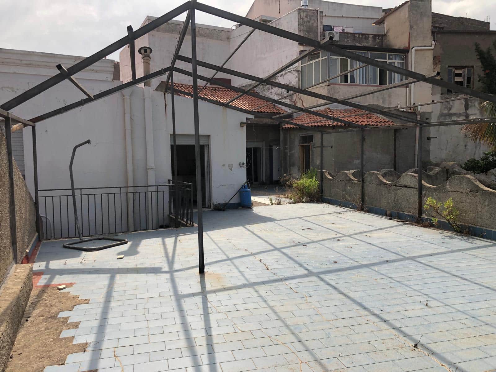 Sgombero terrazza con struttura in metallo, spazio esterno di casa, ristrutturazione o rinnovamento immobile, ambiente per relax esterno, area abitabile esterna.