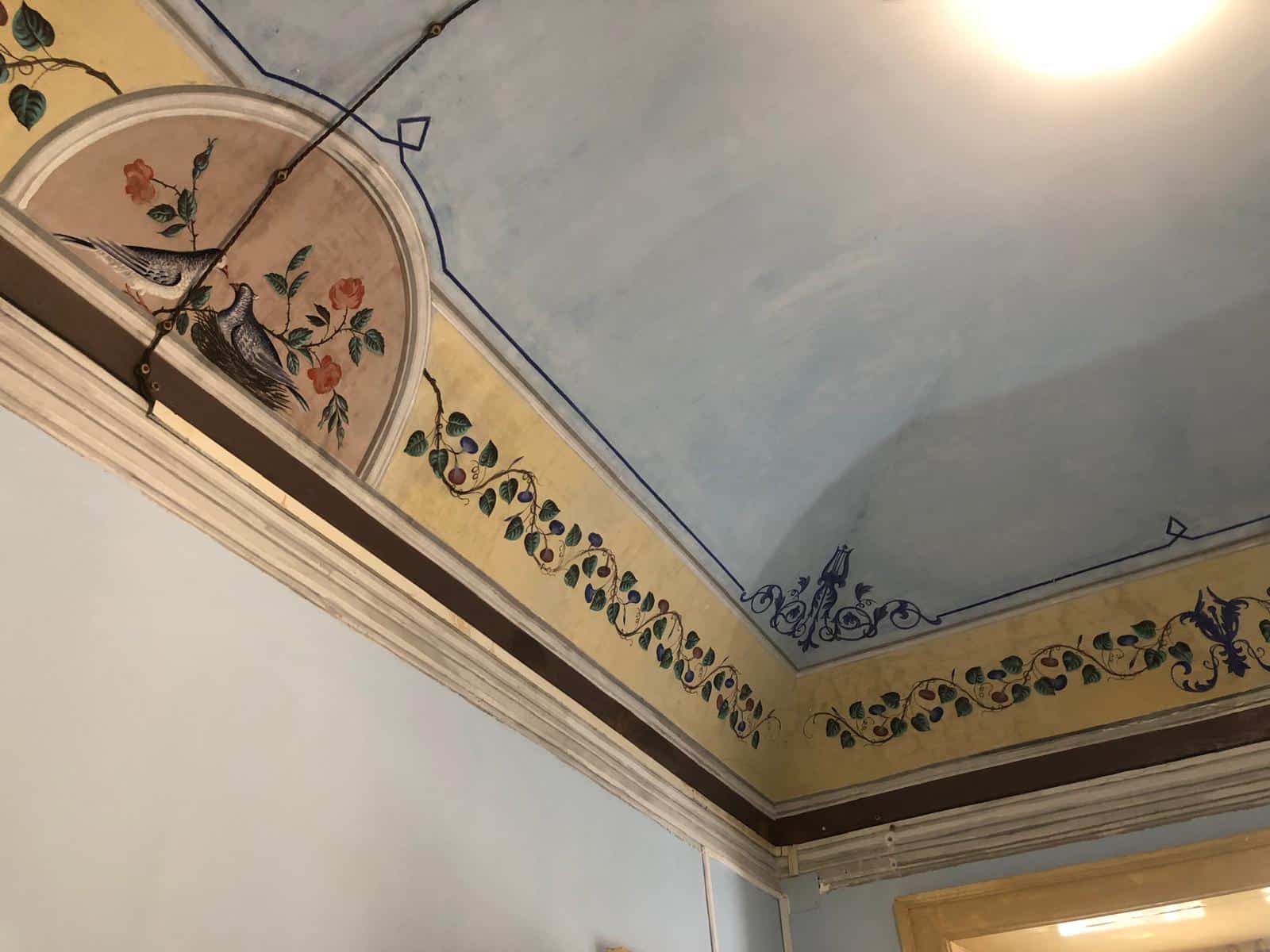 Design soffitto decorato con pittura murale floreale e uccelli, stile classico e dettagli artistici, perfetto per ambienti eleganti e raffinati.