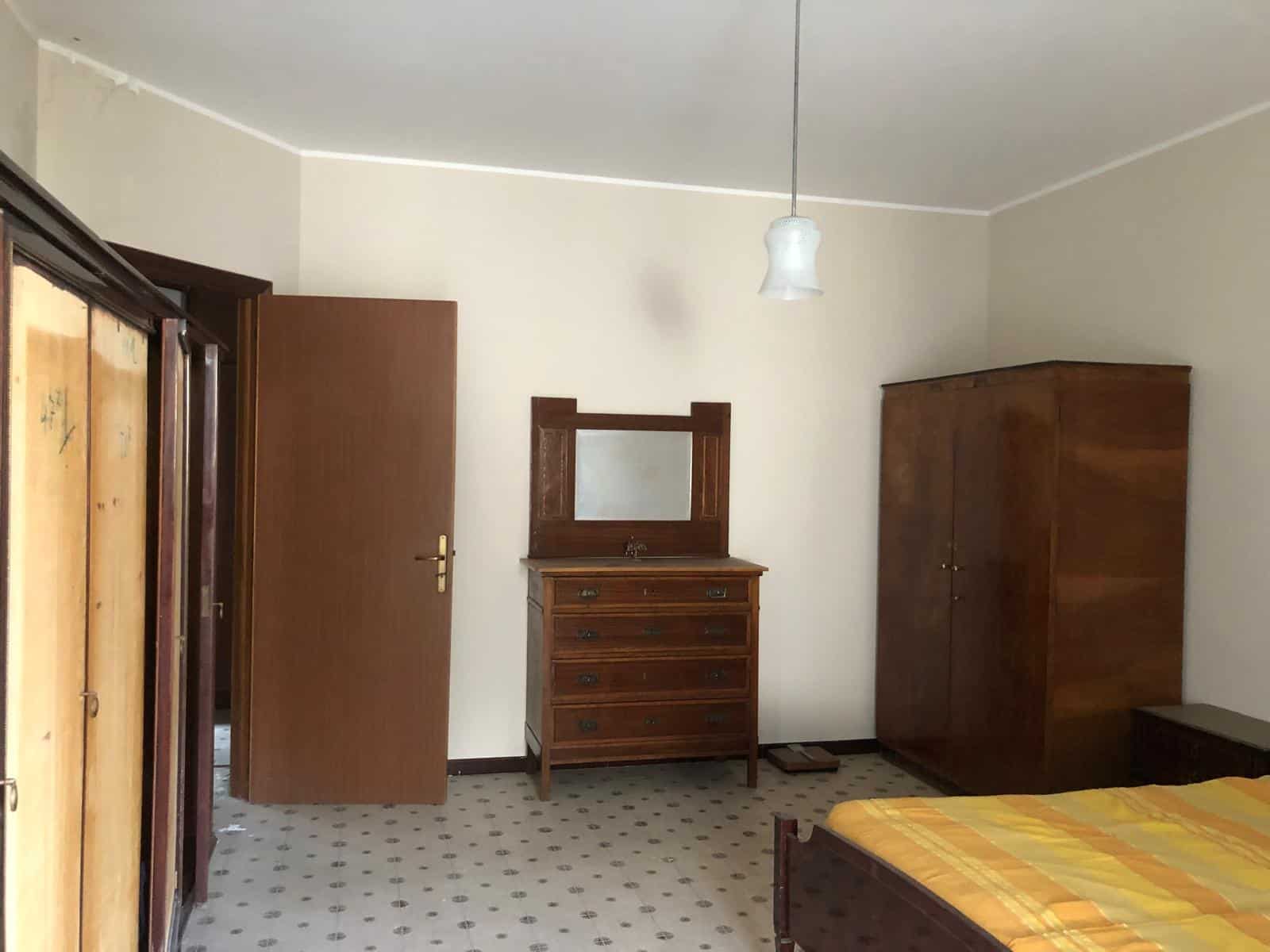 Armadio in legno massello, camera da letto con mobili classici, arredamento in stile vintage, spazio abitativo con mobili antichi, NextCasa.
