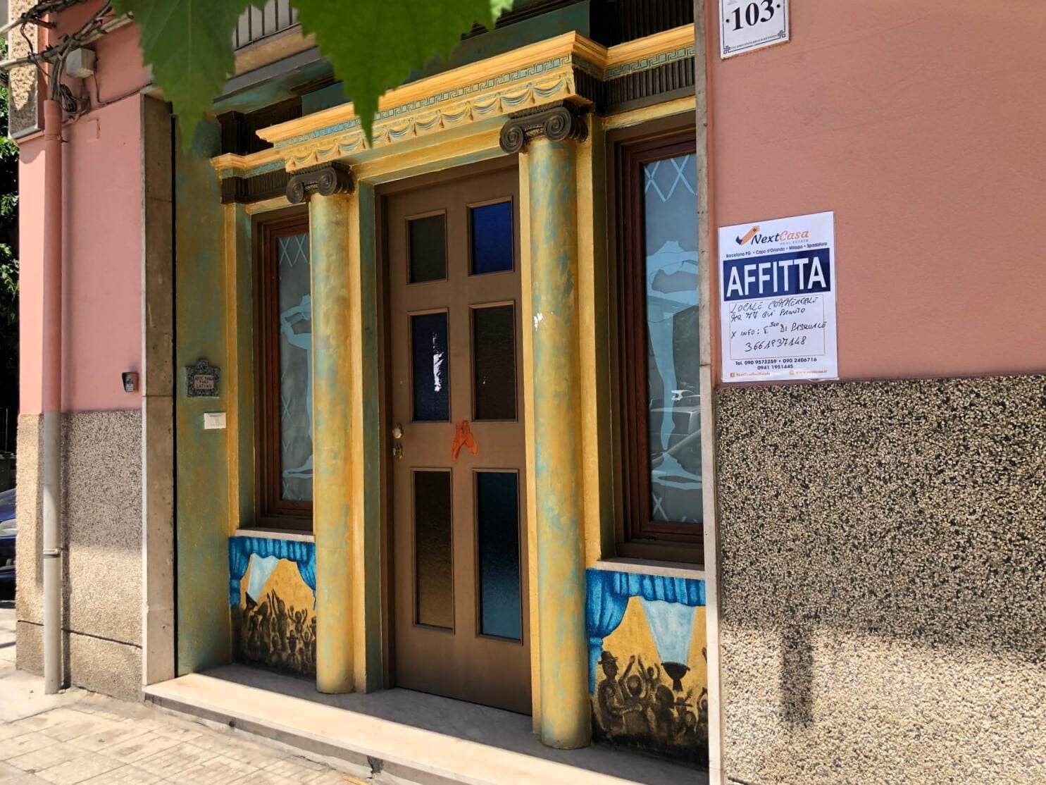 Illustrazione di un edificio residenziale con una facciata decorata con affreschi artistici, portale in legno con vetri colorati, ma con un'insegna che indica l'immobile in affitto, nel contesto di un'agenzia immobiliare NextCasa.