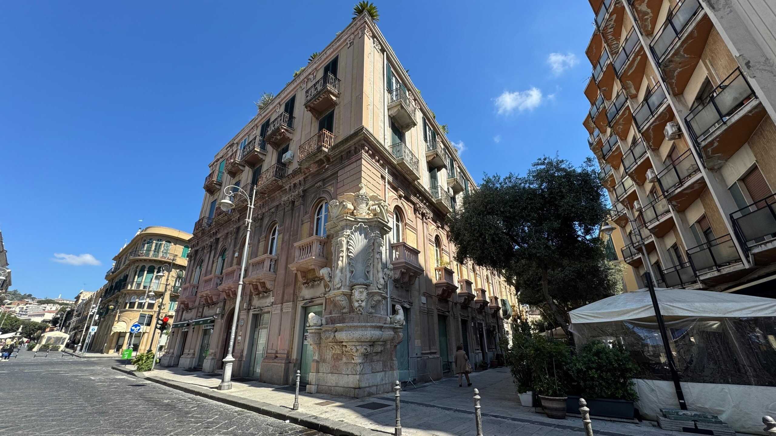 Palazzo storico con dettagli artistici e balconi in zona urbana, esempio di architettura italiana di pregio con caratteristiche artistiche e culturali.