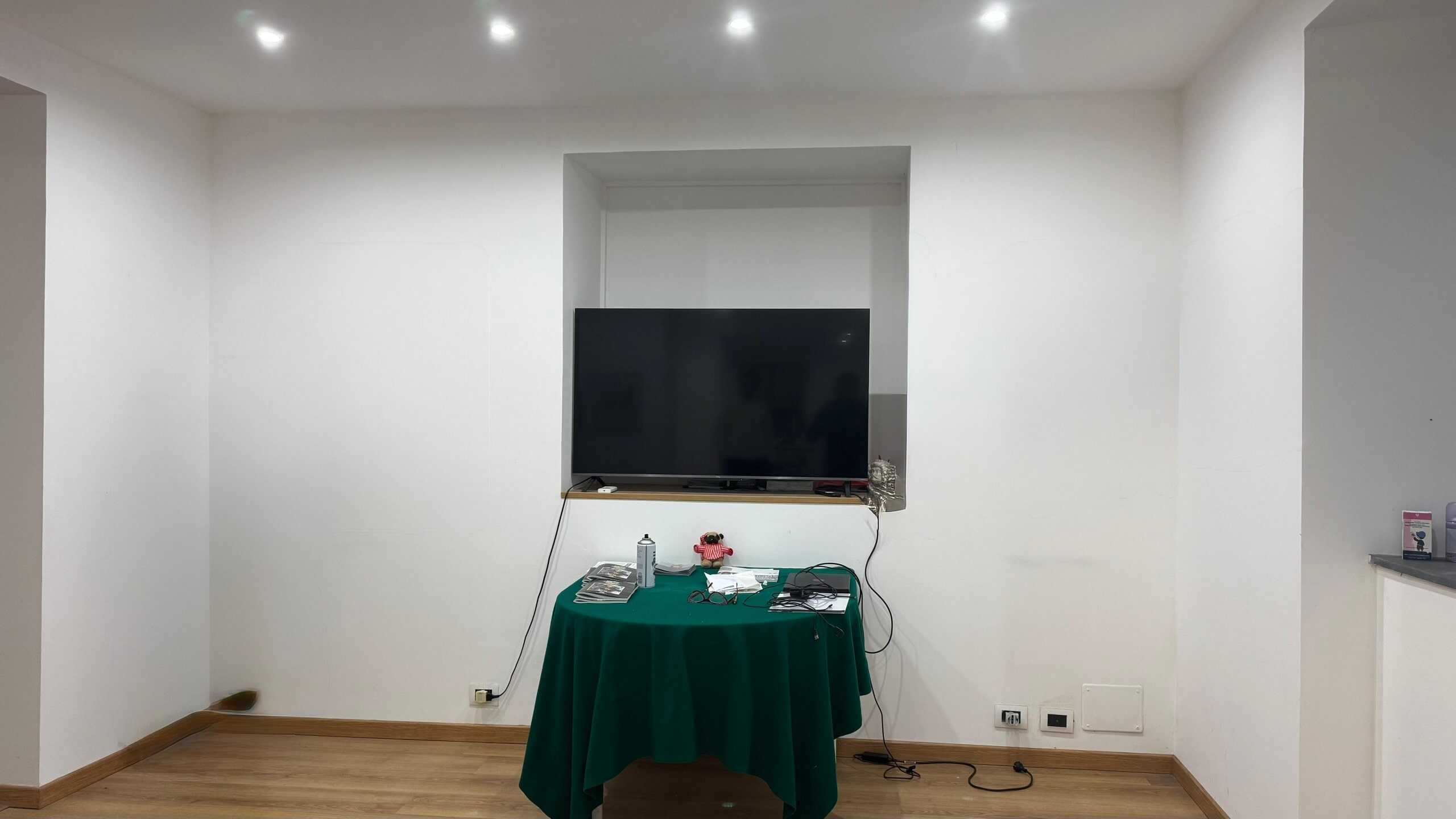 Finestra con televisore e tavolo verde in soggiorno, decorazione moderna, interno casa elegante, tecnologia e arredamento, spazio living, NextCasa.
