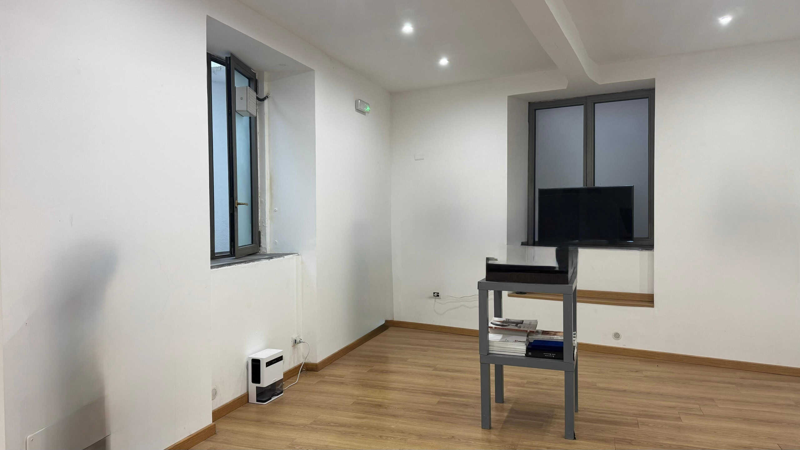 Appartamento con finestre grandi e riscaldamento a pavimento, arredamento minimalista e luce naturale, ideale per immobili di alta qualità, NextCasa, ristrutturazione appartamenti.