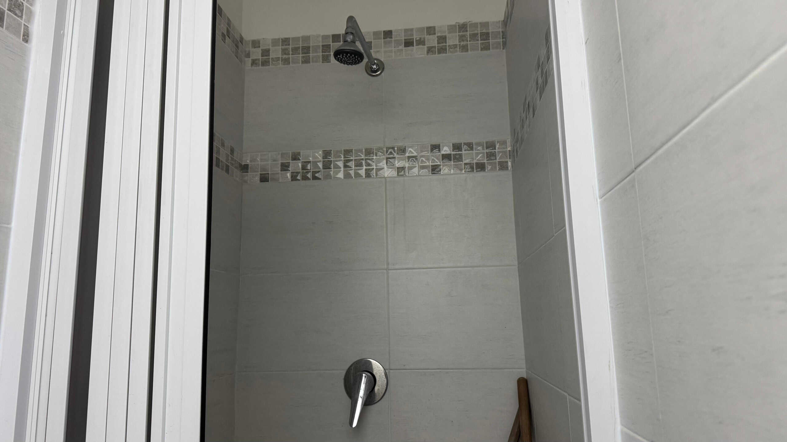 Piastrelle moderne per bagno con doccia e finitura elegante, dettagli di originalità e stile per ambienti funzionali e raffinati.