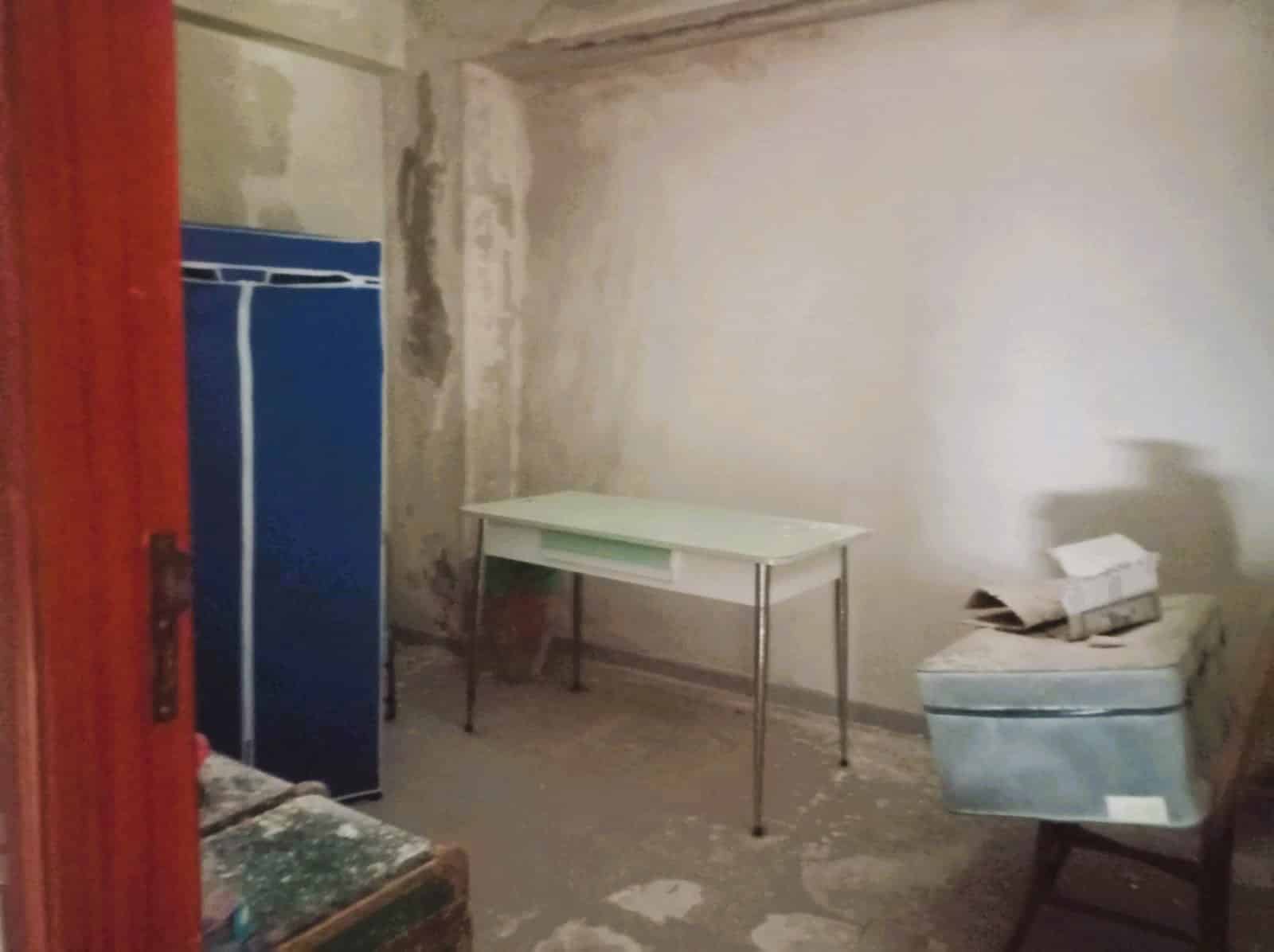 Sgombero e ristrutturazione di un appartamento, immobile da rinnovare, pareti da rivestire, mobili di deposito, ambiente in fase di lavoro, progetto di nuova abitazione, NextCasa.