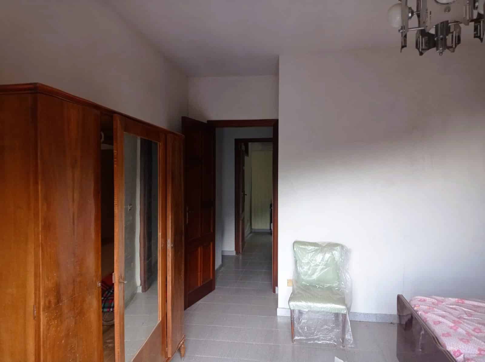 Armadio in legno con specchio in camera da letto.