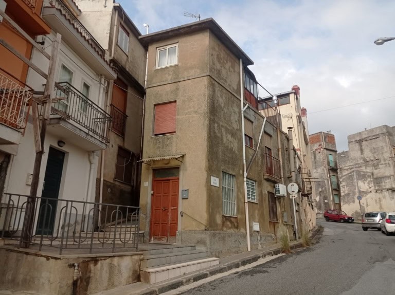 Casa indipendente da ristrutturare in via Maio, San Pier Niceto, Me