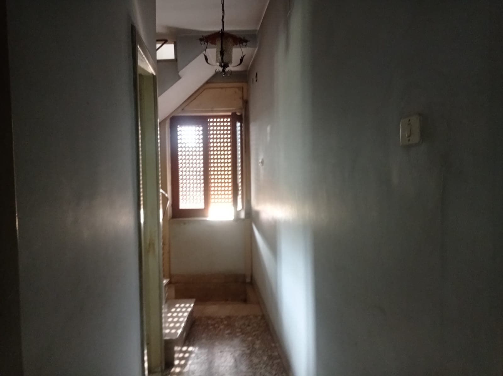 Casa in affitto con ingresso luminoso e finestra con persiana, interni spaziosi, ideale per famiglie, zona tranquilla e ben servita, immobile da ristrutturare, contattaci per informazioni.