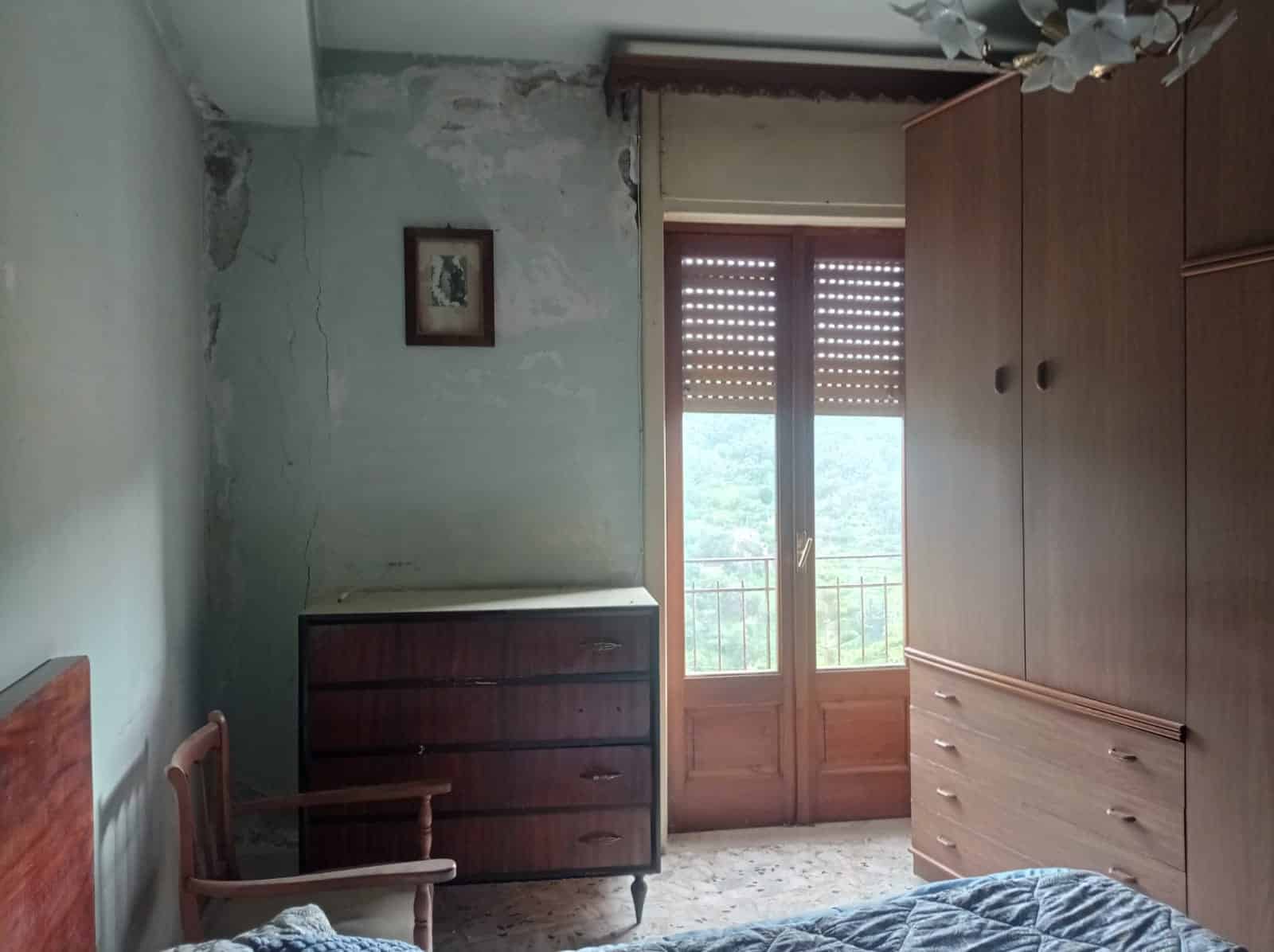 Vendita casa ristrutturata con affaccio su balcone, vicino a servizi e trasporti, ideale per investimento. Edificio storico con interni da ristrutturare, ottima posizione per prime case o affitti.