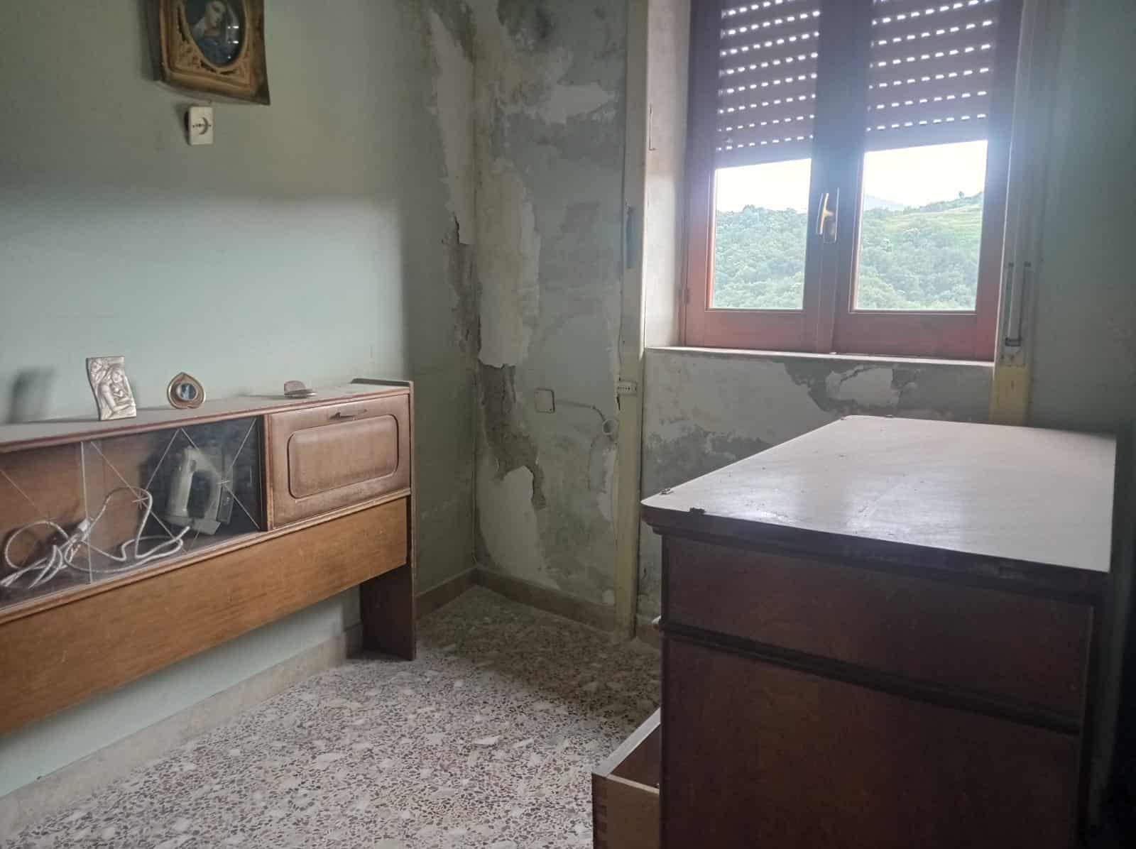 Rustico da ristrutturare in campagna con vista panoramica sulle colline, ideale per soluzioni di investimento immobiliare e riqualificazione edilizia. Possibilità di creare una bellissima casa di montagna.