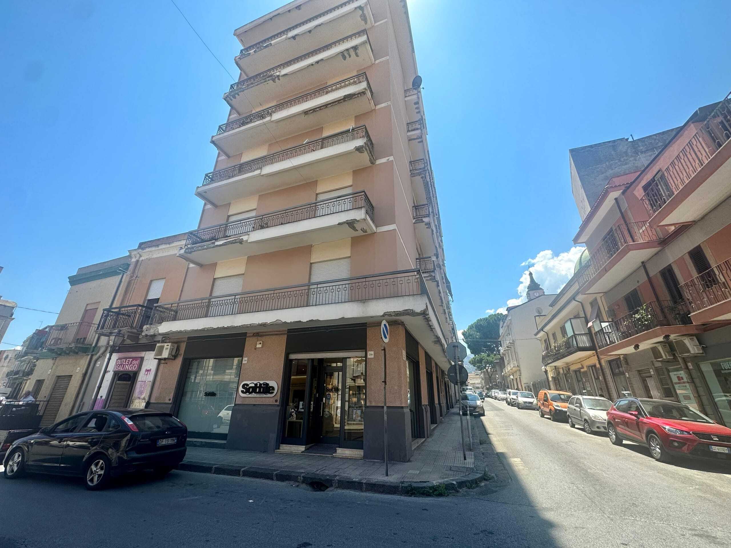 Immobile residenziale in centro città con negozi e servizi nelle vicinanze, posizione strategica per investimento e abitazione, edificio ben mantenuto e con spazi commerciali al piano terra.