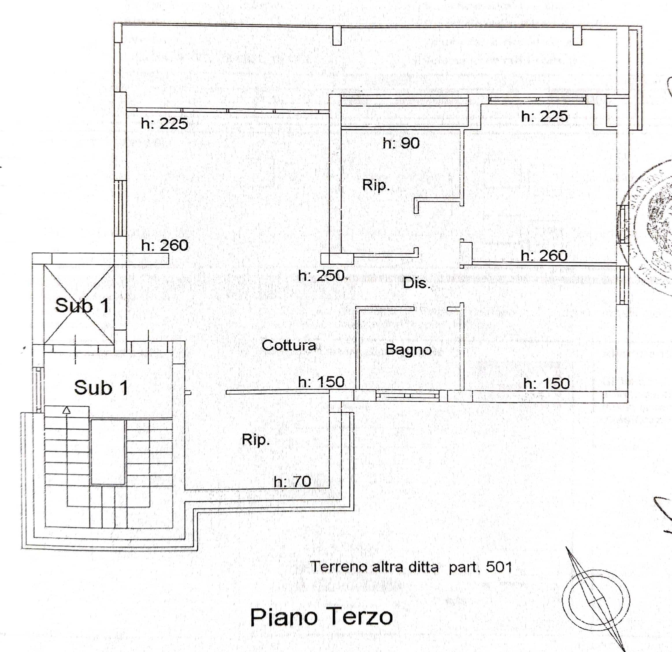 Appartamento di design con planimetria dettagliata del terzo piano, ampie stanze e spazi funzionali, ideale per investimenti immobiliari e ristrutturazioni, visibile su NextCasa.