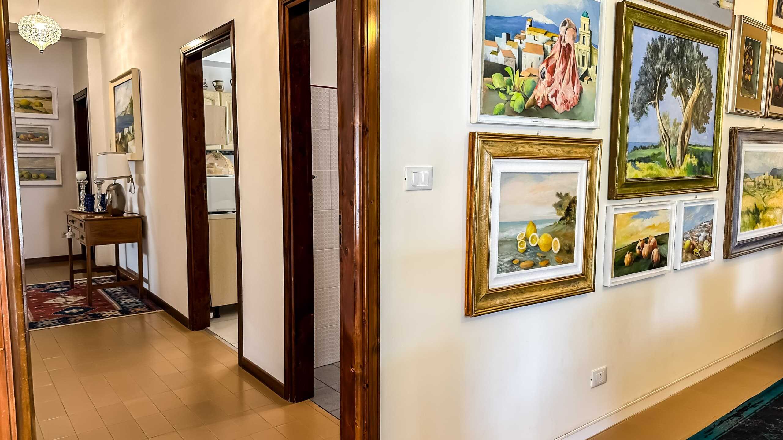 Creazioni artistiche di quadri dipinti in stile realistico con paesaggi naturali e frutti di limone, decorativi e colorati.