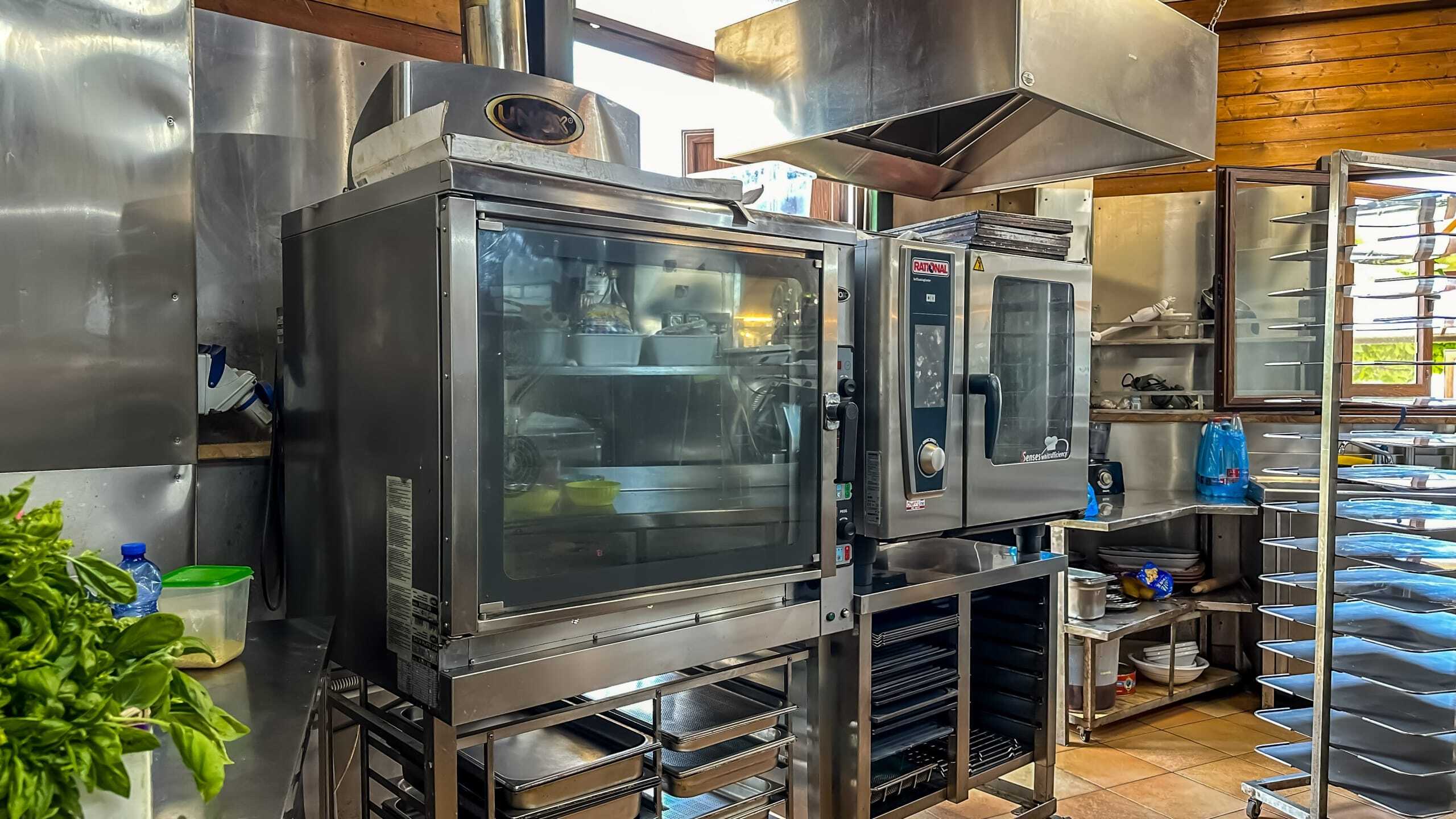 Forno professionale in cucina industriale con attrezzature di alta qualità, ideale per ristoranti e servizi di catering.