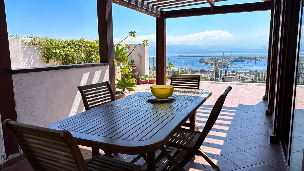 VISTA PANORAMICA TERRAZZA SUL MARE CON ARREDI DA ESTERNO E GIARDINO POTS.