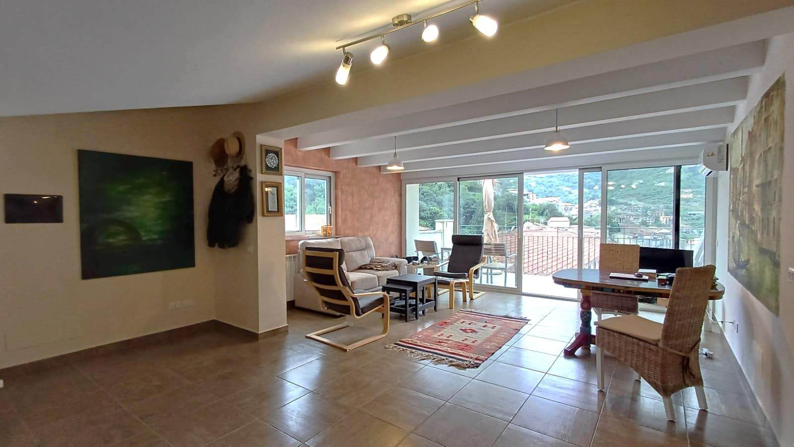 Villetta in vendita con ampio soggiorno, arredamento moderno e vista panoramica su collina, ideale per case al mare, vacanze e investimento immobiliare a NextCasa.