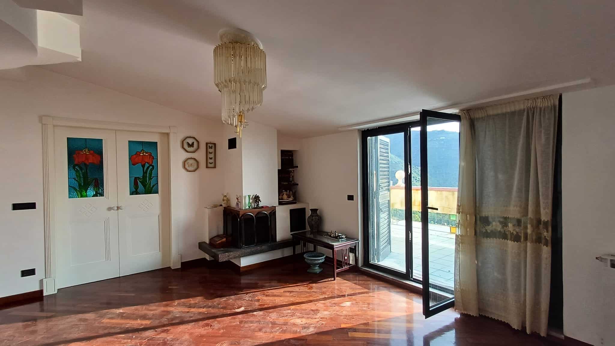 Vetro decorativo con fiori rossi e verdi, porta scorrevole in stile classico, ambiente luminoso e accogliente, ideale per case di pregio e ristrutturazioni di immobili di lusso, arredamento elegante.